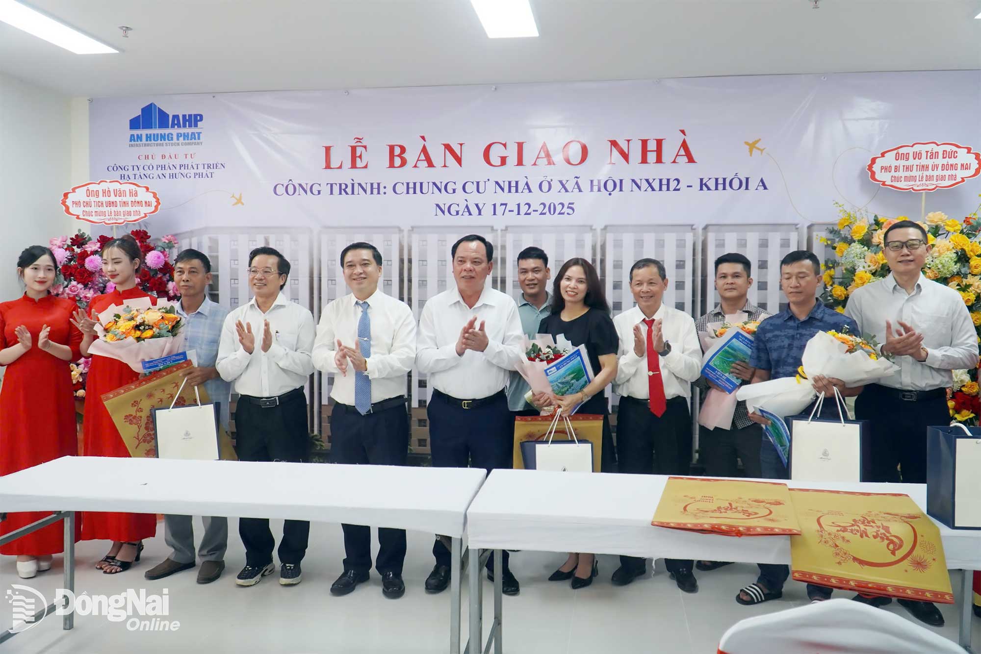 Lãnh đạo Tỉnh ủy, UBND tỉnh, chủ đầu tư chúc mừng các hộ dân được bàn giao nhà ở xã hội. Ảnh: Hoàng Lộc