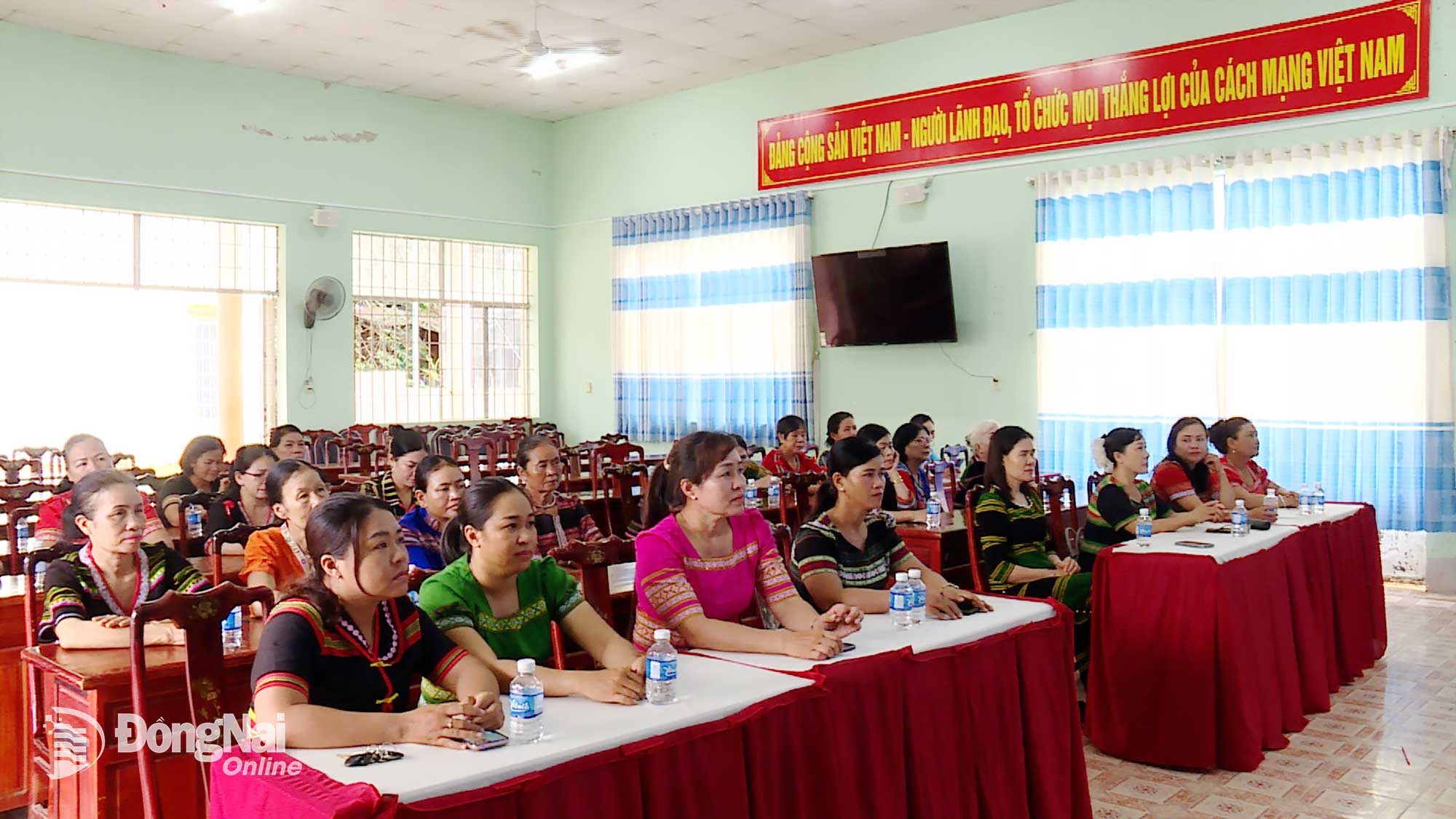 Mô hình “Trang phục thổ cẩm công sở” đã mang lại những sắc màu mới nơi công sở cho phụ nữ xã Tân Hưng trong những lần hội, họp. Ảnh: Từ Huy