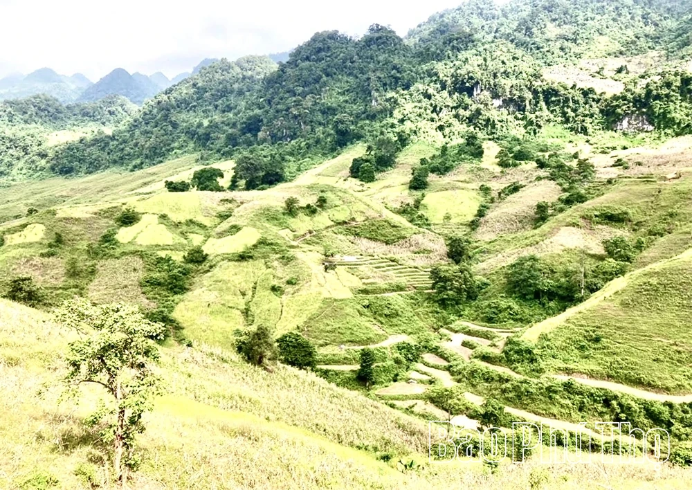 Người có uy tín tham gia giữ bình yên trên bản Thung Mặn