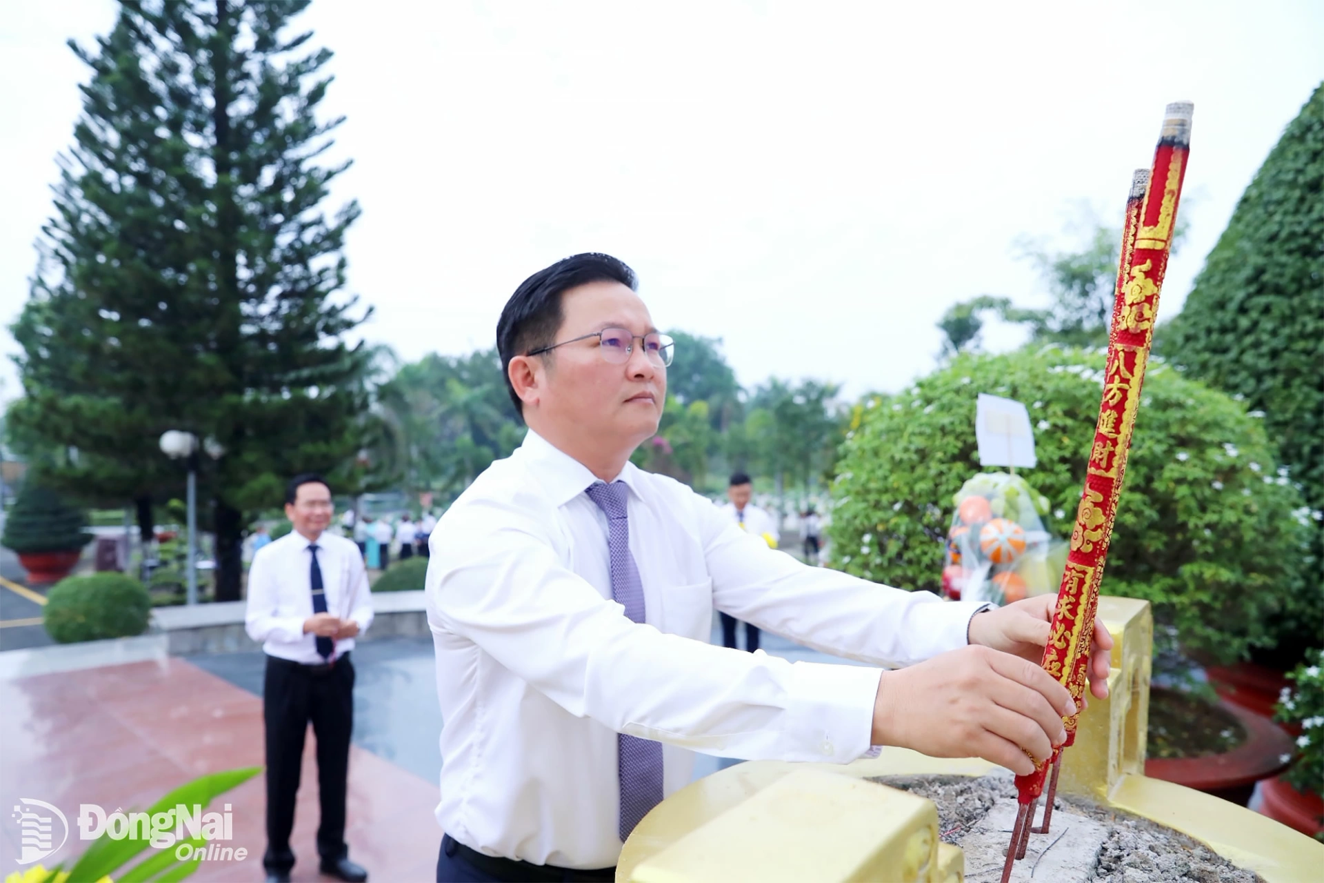 Tỉnh ủy viên, Phó Chủ tịch Ủy ban MTTQ Việt Nam tỉnh, Chủ tịch Hội Nông dân tỉnh Nguyễn Hữu Nguyên dâng hương tại Nghĩa trang liệt sĩ tỉnh. Ảnh: Huy Anh