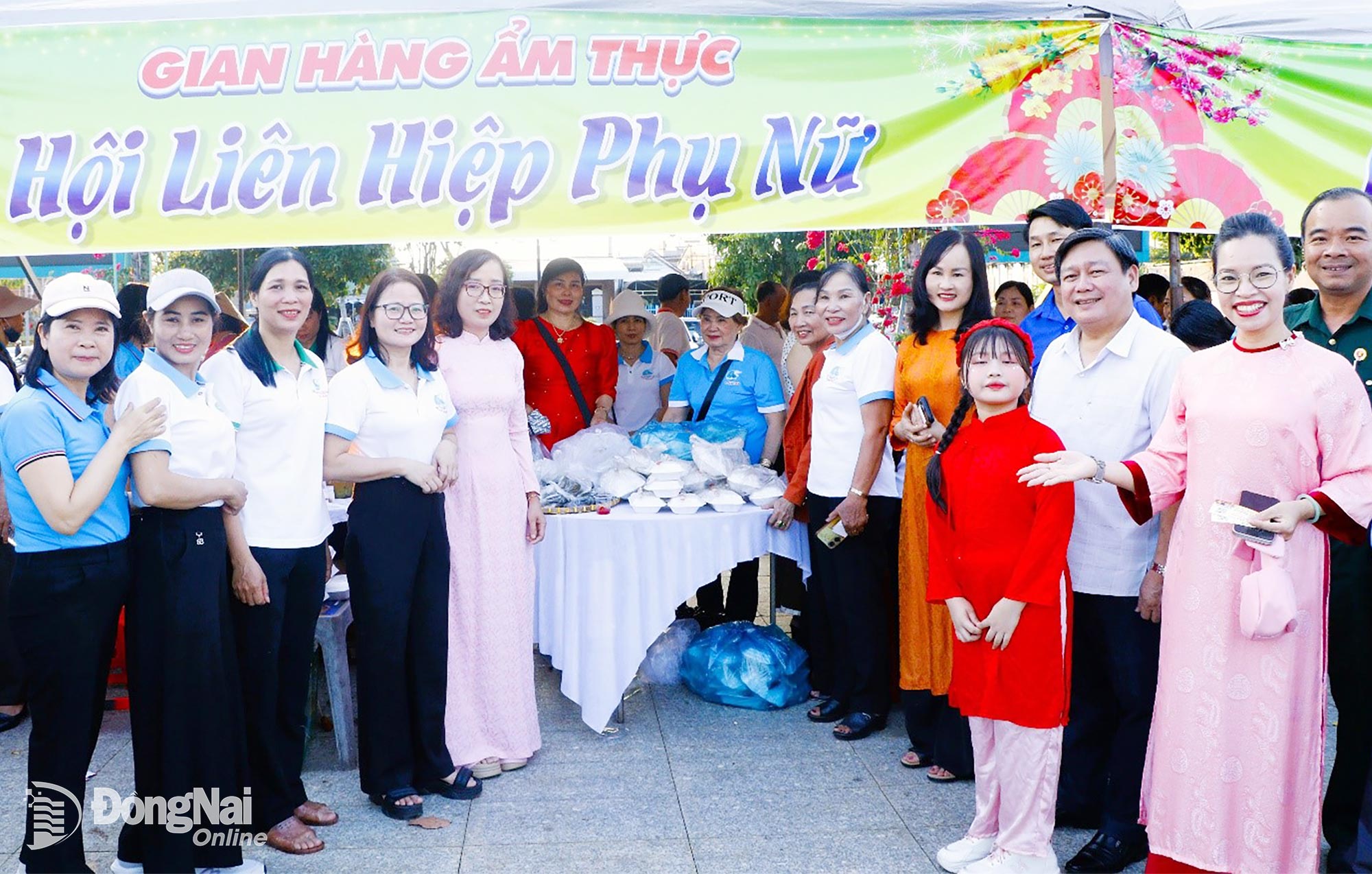 Ủy vi&ecirc;n Ban Thường vụ Tỉnh ủy, B&iacute; thư Đảng ủy, Chủ tịch HĐND phường B&igrave;nh Phước Giang Thị Phương Hạnh c&ugrave;ng l&atilde;nh đạo phường tham quan gian h&agrave;ng. Ảnh: Nh&atilde; Tr&acirc;m    