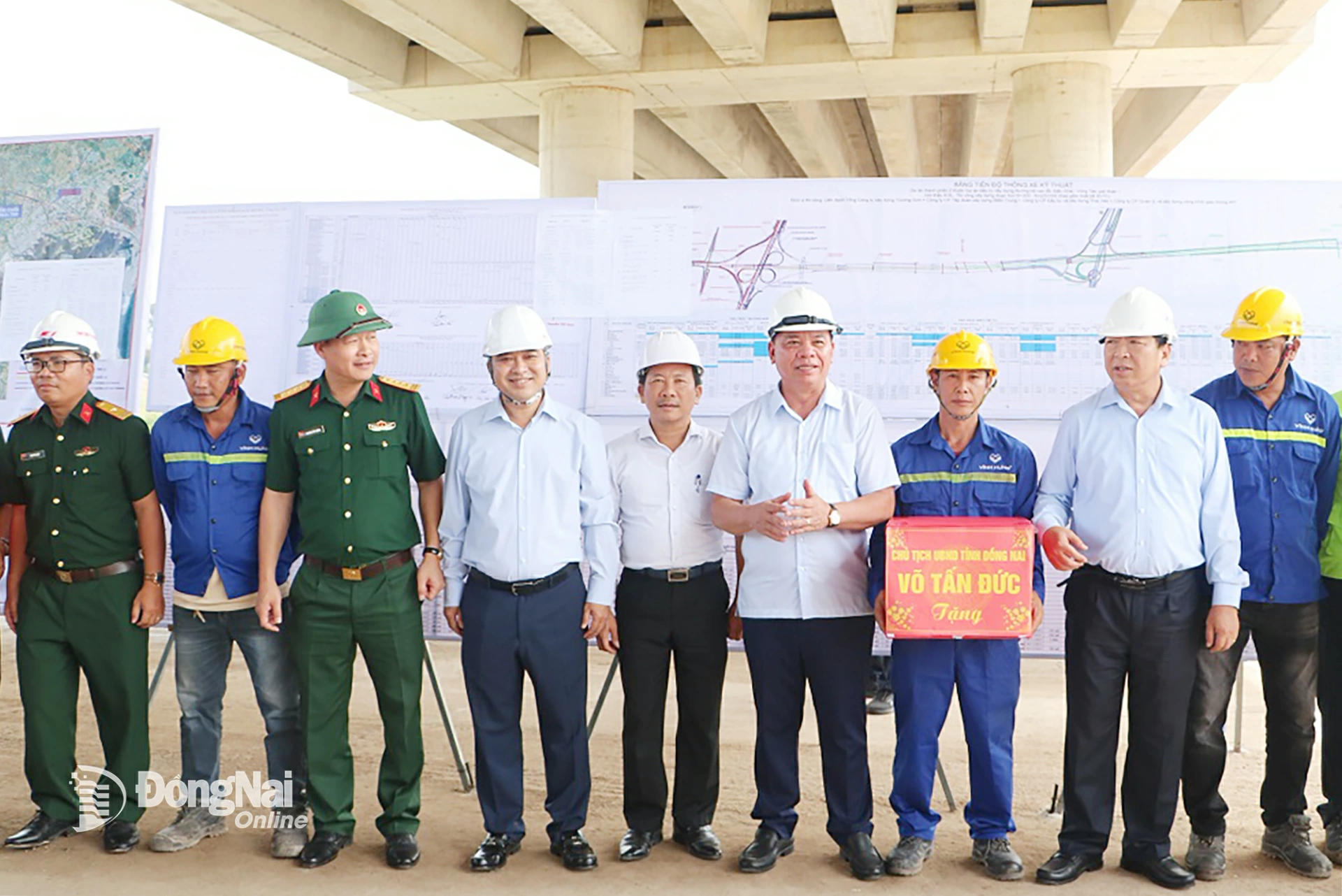 Ủy viên Trung ương Đảng, Bộ trưởng Bộ Xây dựng Trần Hồng Minh (thứ 2, từ phải qua) và lãnh đạo tỉnh Đồng Nai tặng quà động viên lực lượng thi công Dự án Đường cao tốc Biên Hòa - Vũng Tàu. Ảnh: Phạm Tùng