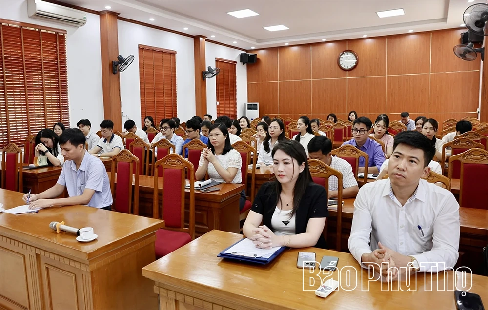 Khai giảng lớp bồi dưỡng lý luận chính trị dành cho đảng viên mới