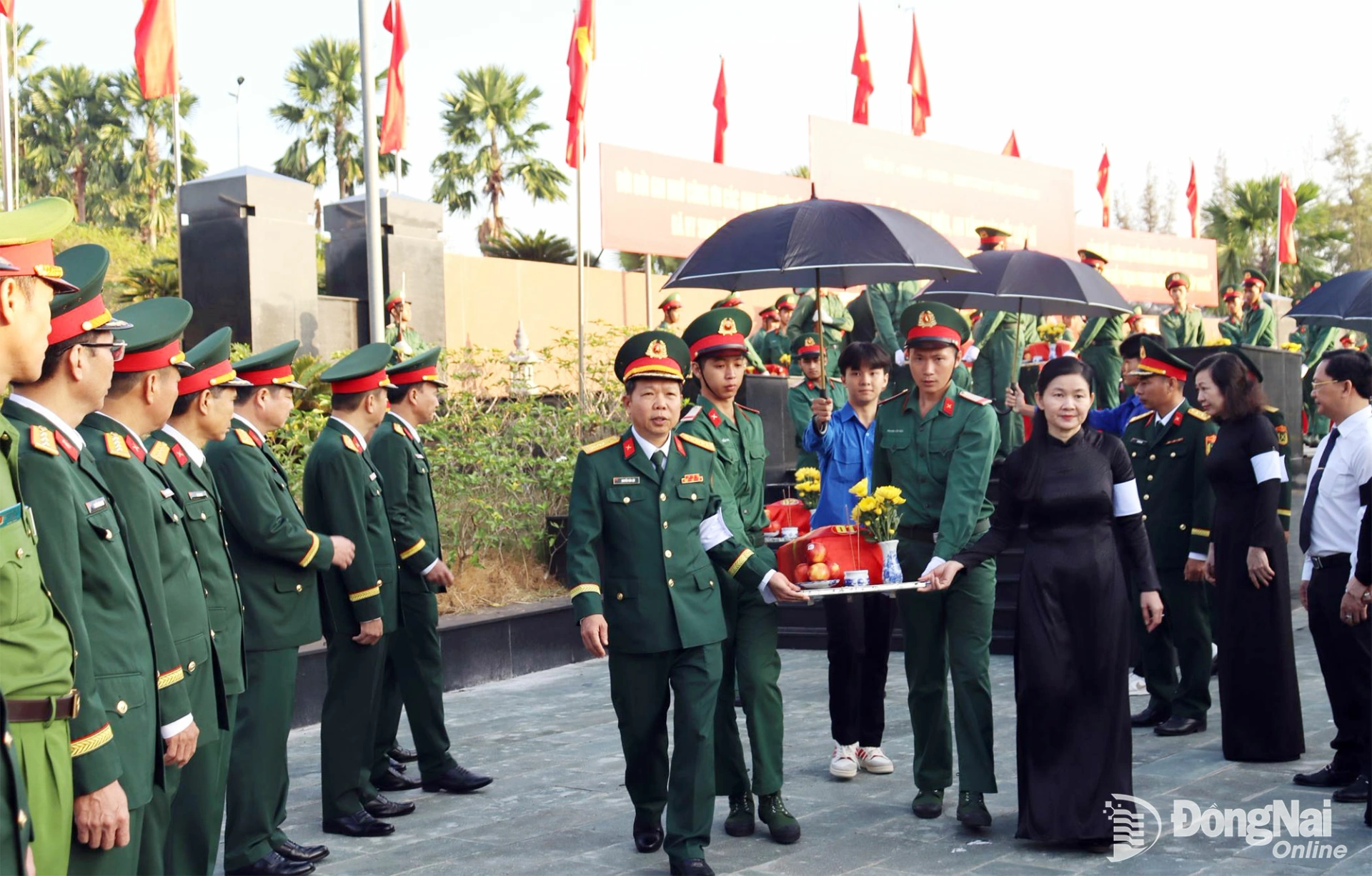 Đại tá Nguyễn Văn Lộc, Phó Chủ nhiệm Chính trị Quân khu 7, thừa ủy quyền của Bộ Tư lệnh Quân khu 7 và đồng chí Tôn Ngọc Hạnh, Ủy viên dự khuyết Trung ương Đảng, Phó Bí thư Thường trực Tỉnh ủy, Chủ tịch HĐND tỉnh Đồng Nai thực hiện nghi thức di quách hài cốt liệt sĩ về nơi an táng. Ảnh: Nguyệt Hà