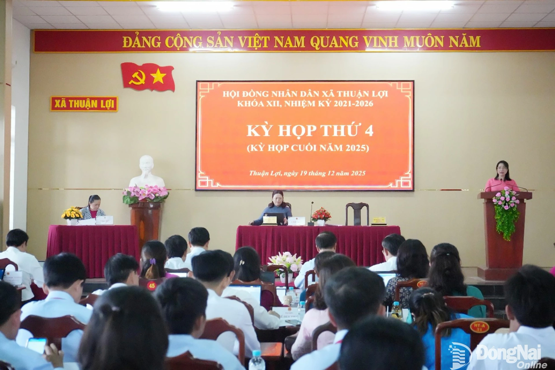 Bí thư Đảng ủy, Chủ tịch HĐND xã Bùi Thị Minh Thúy phát biểu tại kỳ họp. Ảnh: Cẩm Nhung  