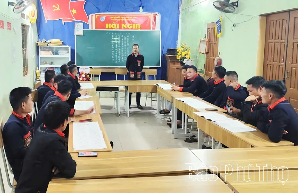 Giữ g&igrave;n chữ viết của người Dao Quần Chẹt