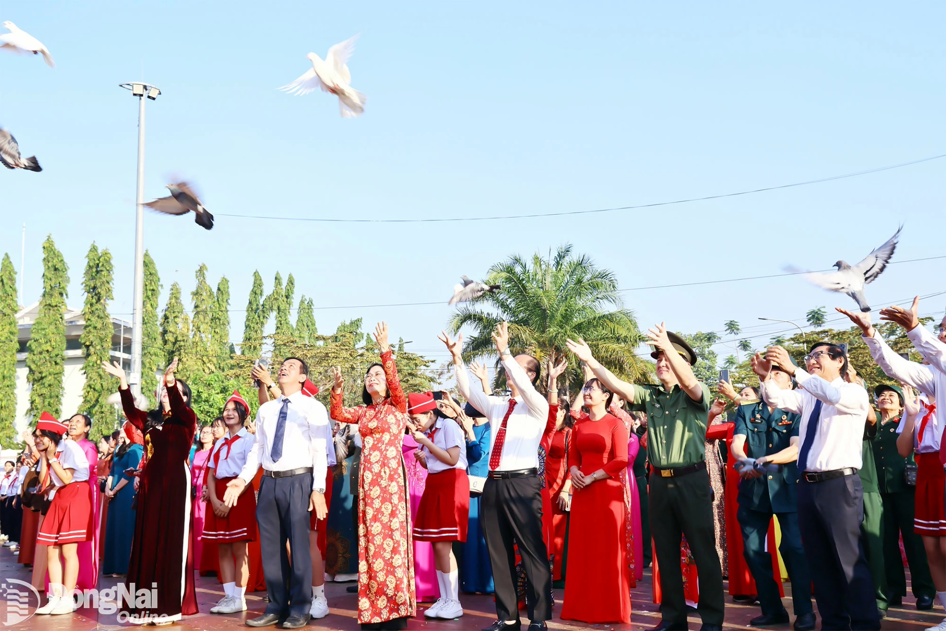 C&aacute;c đại biểu thực hiện nghi thức thả chim bồ c&acirc;u tại lễ ch&agrave;o cờ. Ảnh: C&ocirc;ng Nghĩa