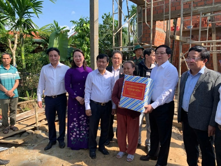 Ph&oacute; Thủ tướng Hồ Quốc Dũng kiểm tra t&igrave;nh h&igrave;nh sửa chữa nh&agrave; ở v&agrave; tặng qu&agrave; cho người d&acirc;n tại Huế (th&aacute;ng 12/2025) - Ảnh: Cục Quản l&yacute; đ&ecirc; điều v&agrave; Ph&ograve;ng chống thi&ecirc;n tai