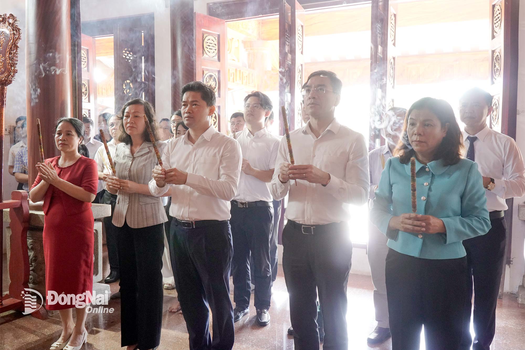 Đoàn công tác dâng hương tại Đền thờ Vua Hùng, xã Phú Riềng, tỉnh Đồng Nai. Ảnh: Vũ Nguyện