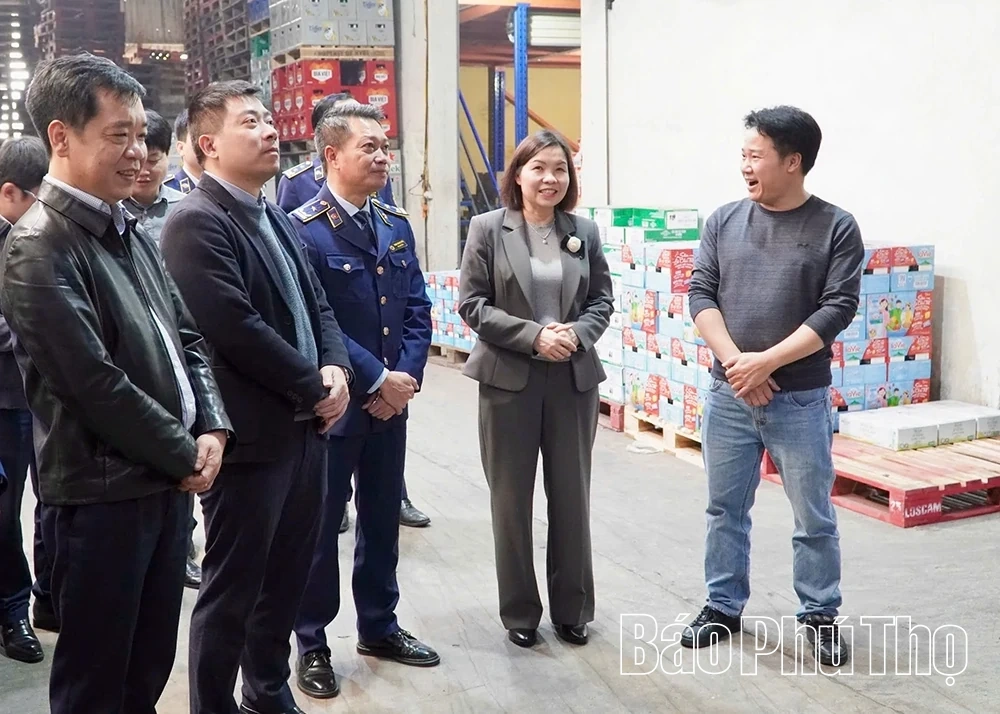 Kiểm tra c&ocirc;ng t&aacute;c b&igrave;nh ổn thị trường dịp Tết Nguy&ecirc;n đ&aacute;n B&iacute;nh Ngọ 2026