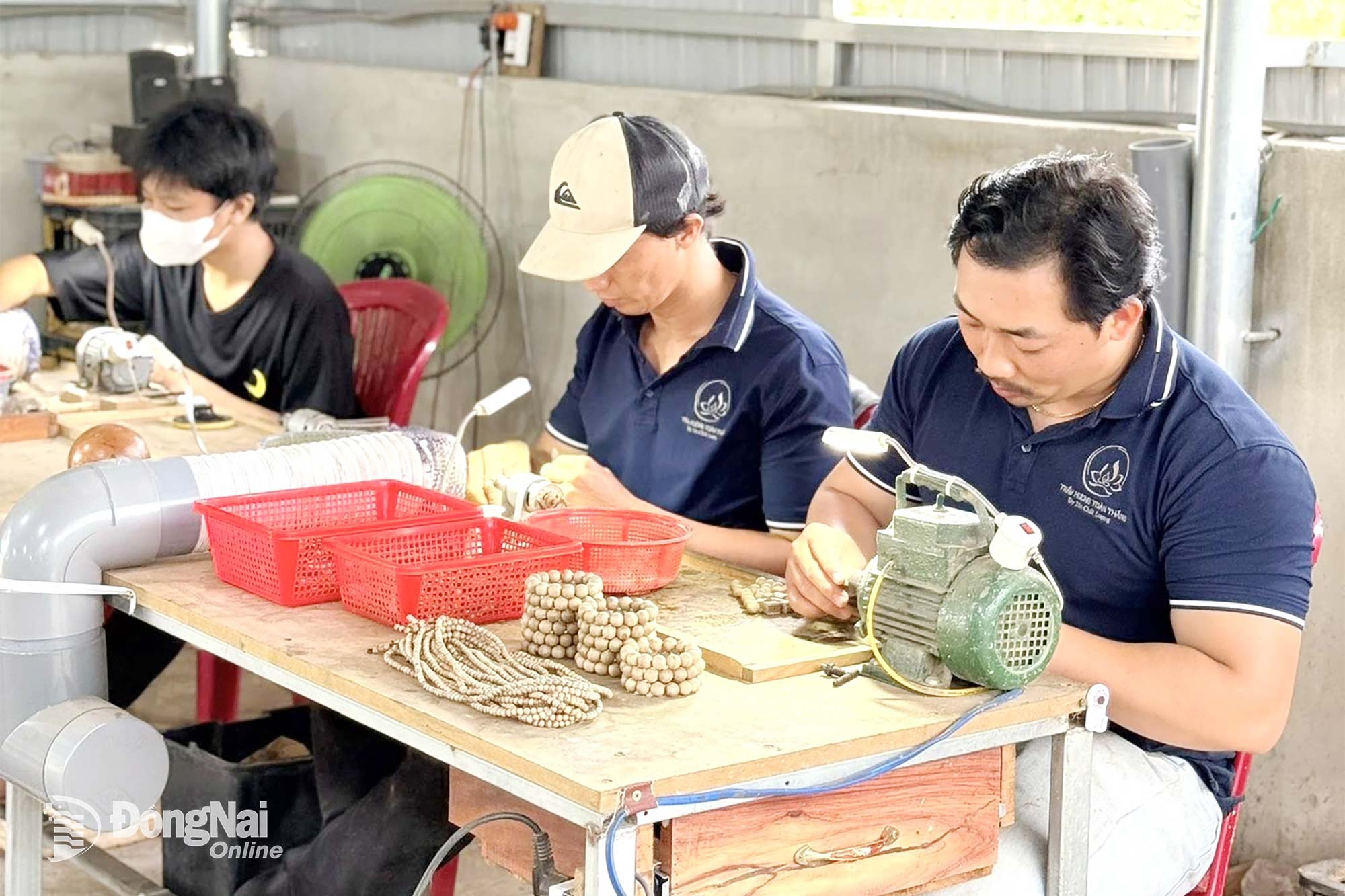 Sản xuất tại Cơ sở Trầm hương To&agrave;n Thắng (phường Long Kh&aacute;nh). Ảnh: Vương Thế