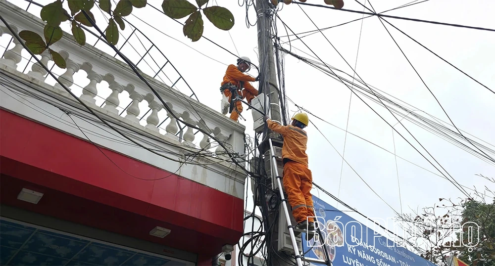 Khẩn trương triển khai cung ứng điện khu vực lắp đặt cầu phao qua sông Lô