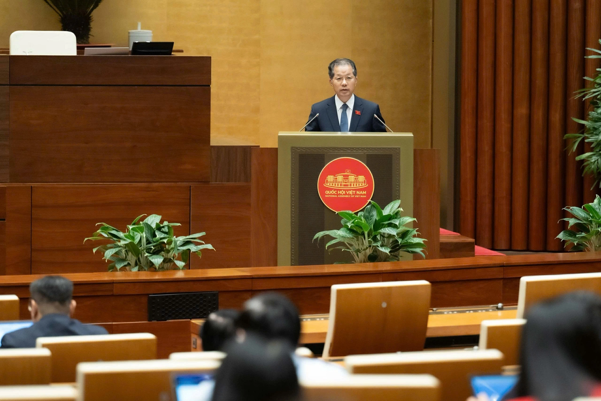 Chánh án Toà án Nhân dân tối cao Nguyễn Văn Quảng trình bày tờ trình về dự án Luật Tòa án chuyên biệt tại Trung tâm tài chính quốc tế