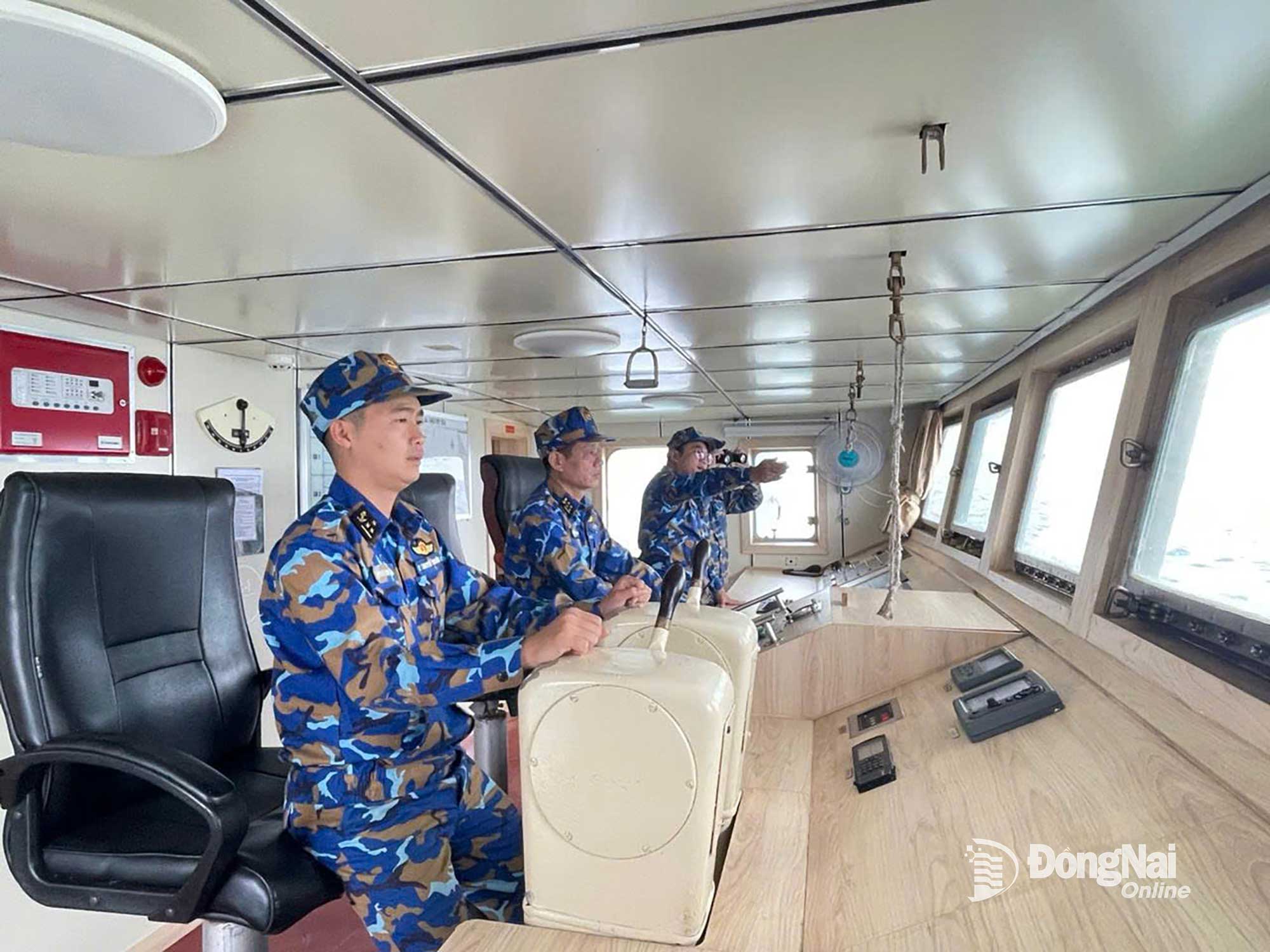 5. C&aacute;n bộ, chiến sĩ T&agrave;u Trường Sa 04 ki&ecirc;n cường b&aacute;m biển, giữ vững chủ quyền biển, đảo. Ảnh: Văn Đường