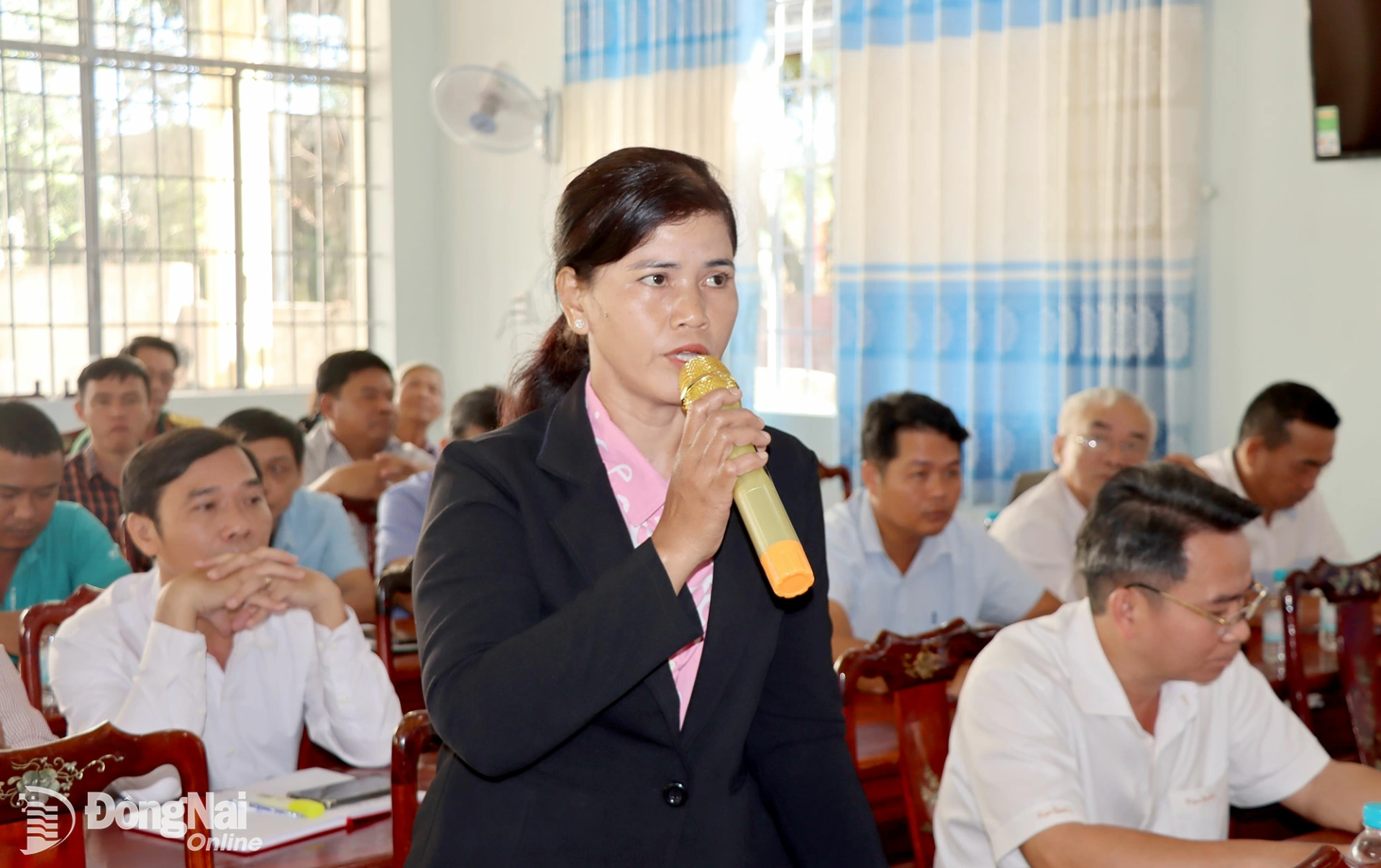 Cử tri phát biểu kiến nghị và đề xuất tại buổi tiếp xúc. Ảnh: Thanh Mảng  