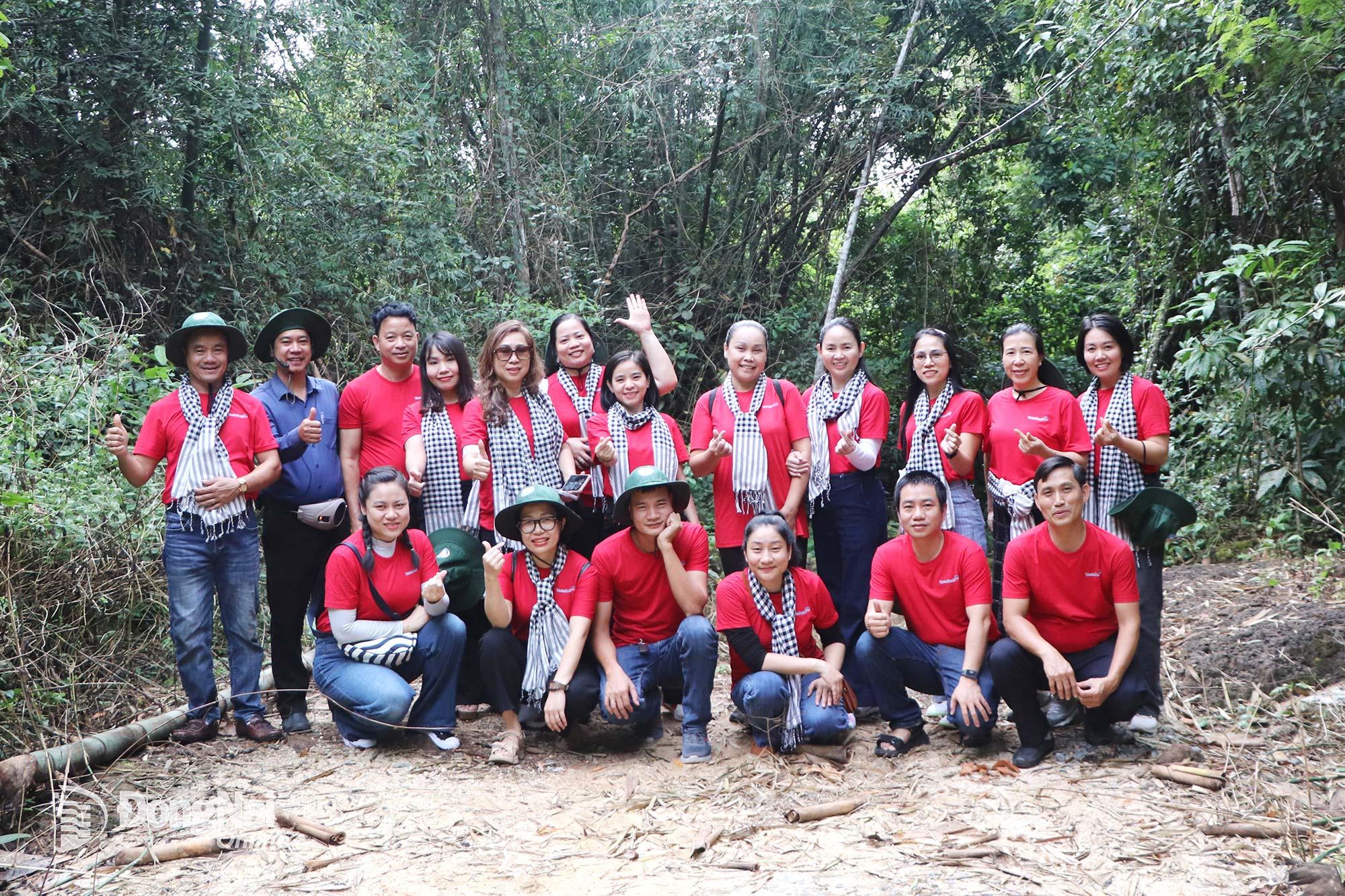 Kh&aacute;ch du lịch  check-in tại rừng  trong khu Căn cứ  T&agrave; Thiết,  x&atilde; Lộc Th&agrave;nh.  Ảnh: NGỌC LI&Ecirc;N