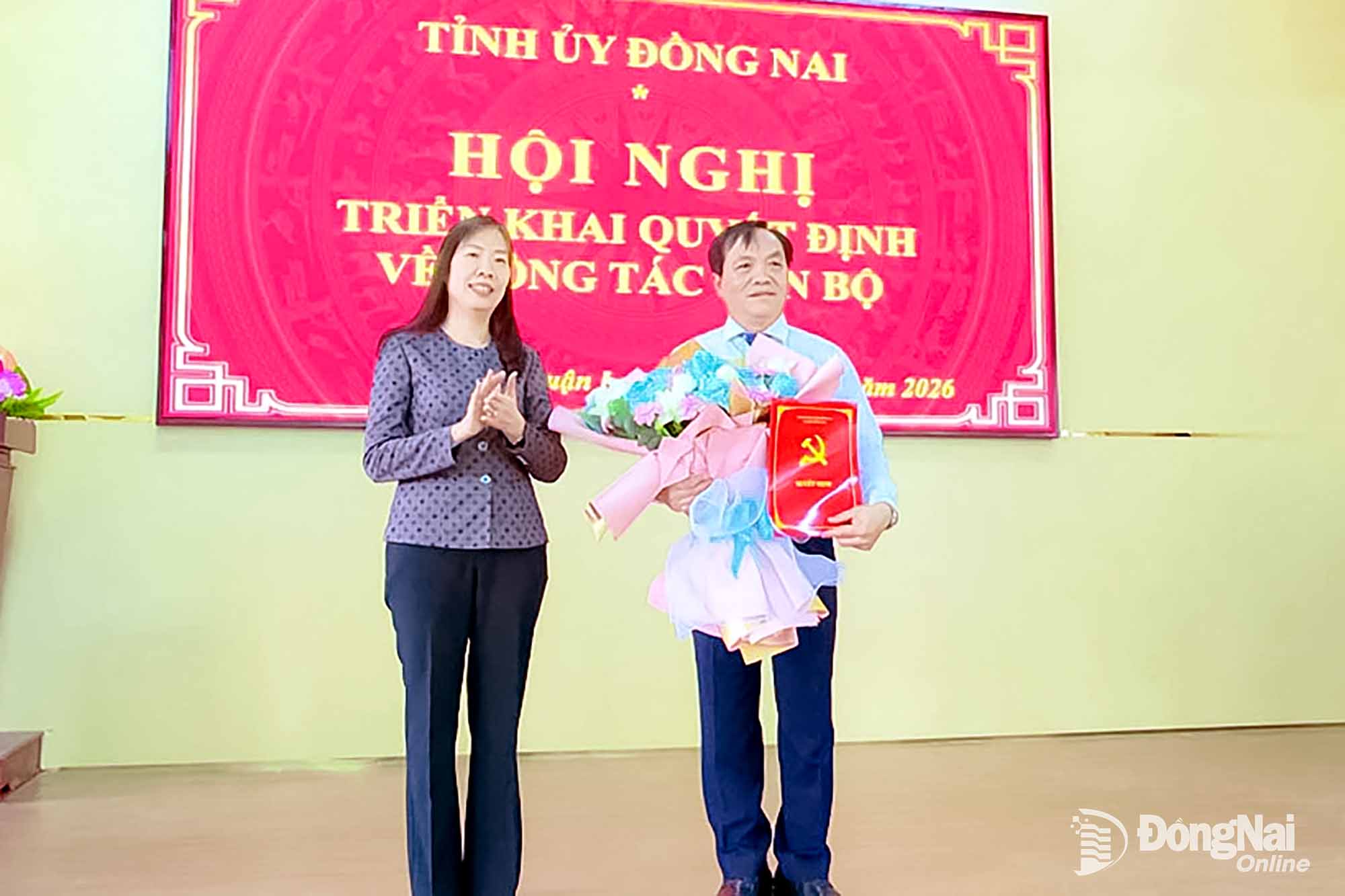 Tỉnh ủy viên, Phó Trưởng ban Thường trực Ban Tổ chức Tỉnh ủy Bùi Thị Yến trao quyết định và tặng hoa chúc mừng đồng chí Nguyễn Đức Thành. Ảnh: Cẩm Nhung