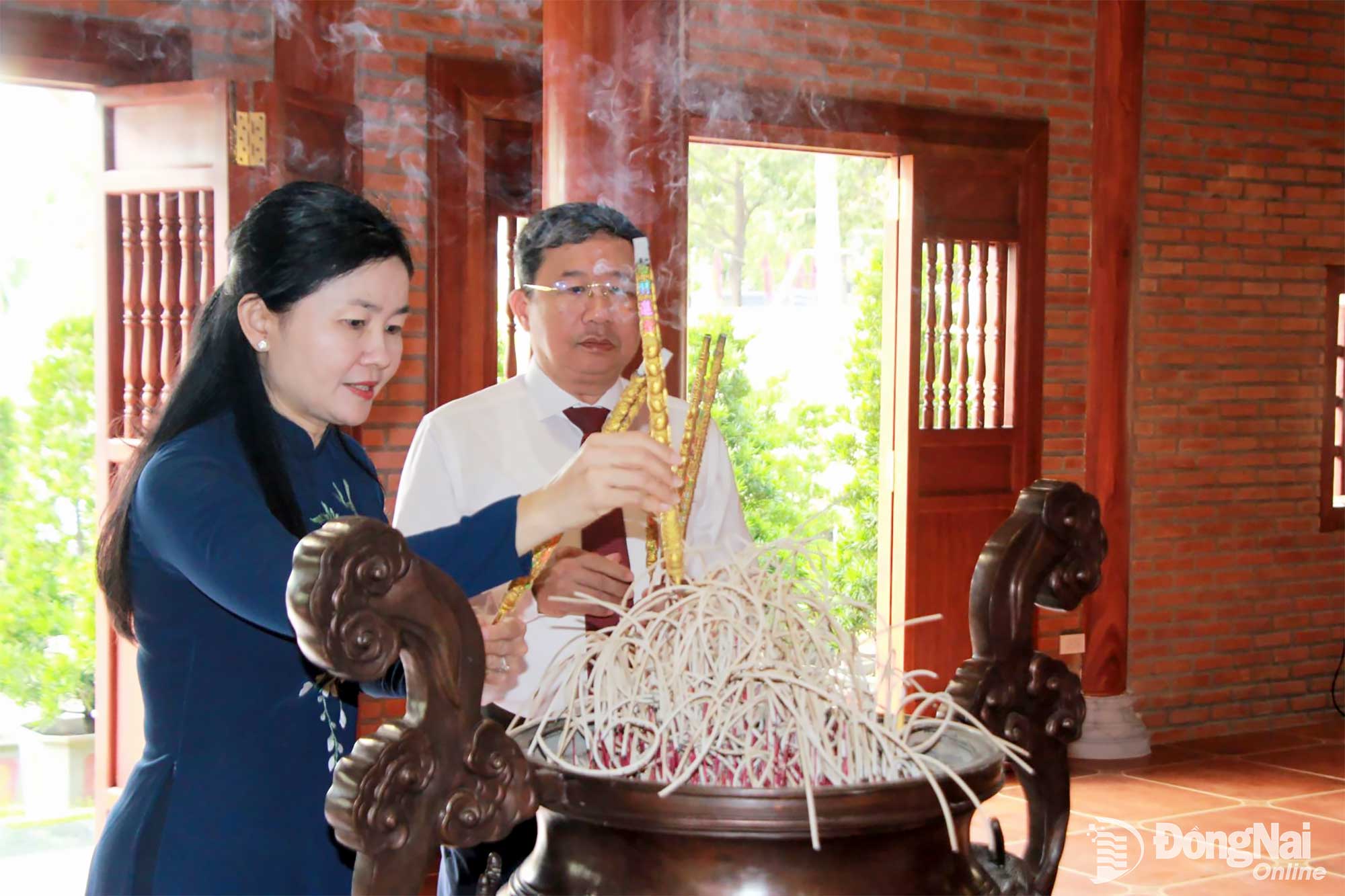 C&aacute;c đồng ch&iacute;: Vũ Hải H&agrave;, Ủy vi&ecirc;n Ban Chấp h&agrave;nh Trung ương Đảng, Ph&oacute; B&iacute; thư Đảng ủy Quốc hội, Ủy vi&ecirc;n Ủy ban Thường vụ Quốc hội kh&oacute;a XV; T&ocirc;n Ngọc Hạnh, Ủy vi&ecirc;n dự khuyết Ban Chấp h&agrave;nh Trung ương Đảng, Ph&oacute; B&iacute; thư Thường trực Tỉnh ủy, Chủ tịch HĐND tỉnh Đồng Nai d&acirc;ng hương tại Nh&agrave; thờ B&aacute;c Hồ. Ảnh: Huy Anh