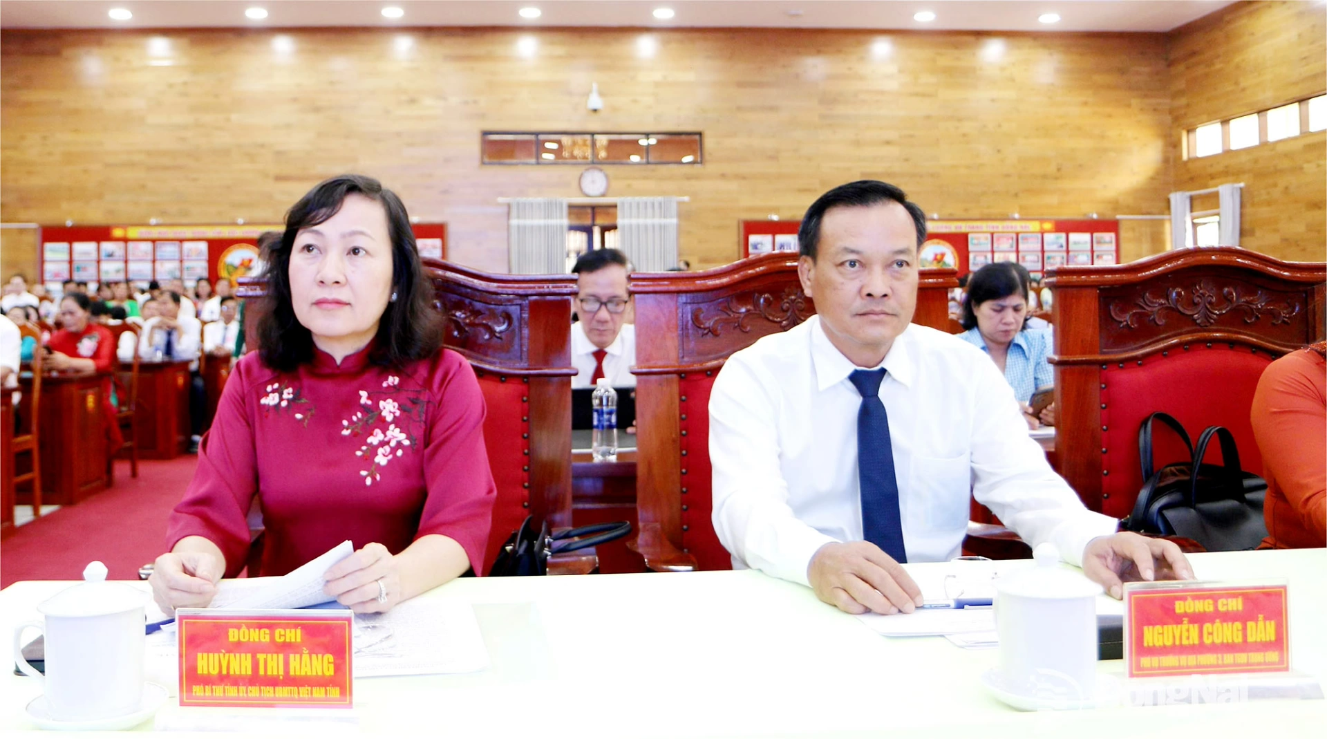 C&aacute;c đồng ch&iacute;: Nguyễn C&ocirc;ng Dẫn, Ph&oacute; Vụ trưởng Vụ Địa phương III, Ban Tuy&ecirc;n gi&aacute;o v&agrave; D&acirc;n vận Trung ương; Huỳnh Thị Hằng, Ph&oacute; B&iacute; thư Tỉnh ủy, Chủ tịch Ủy ban MTTQ Việt Nam tỉnh Đồng Nai&nbsp;tham dự hội nghị. Ảnh: Văn Truy&ecirc;n