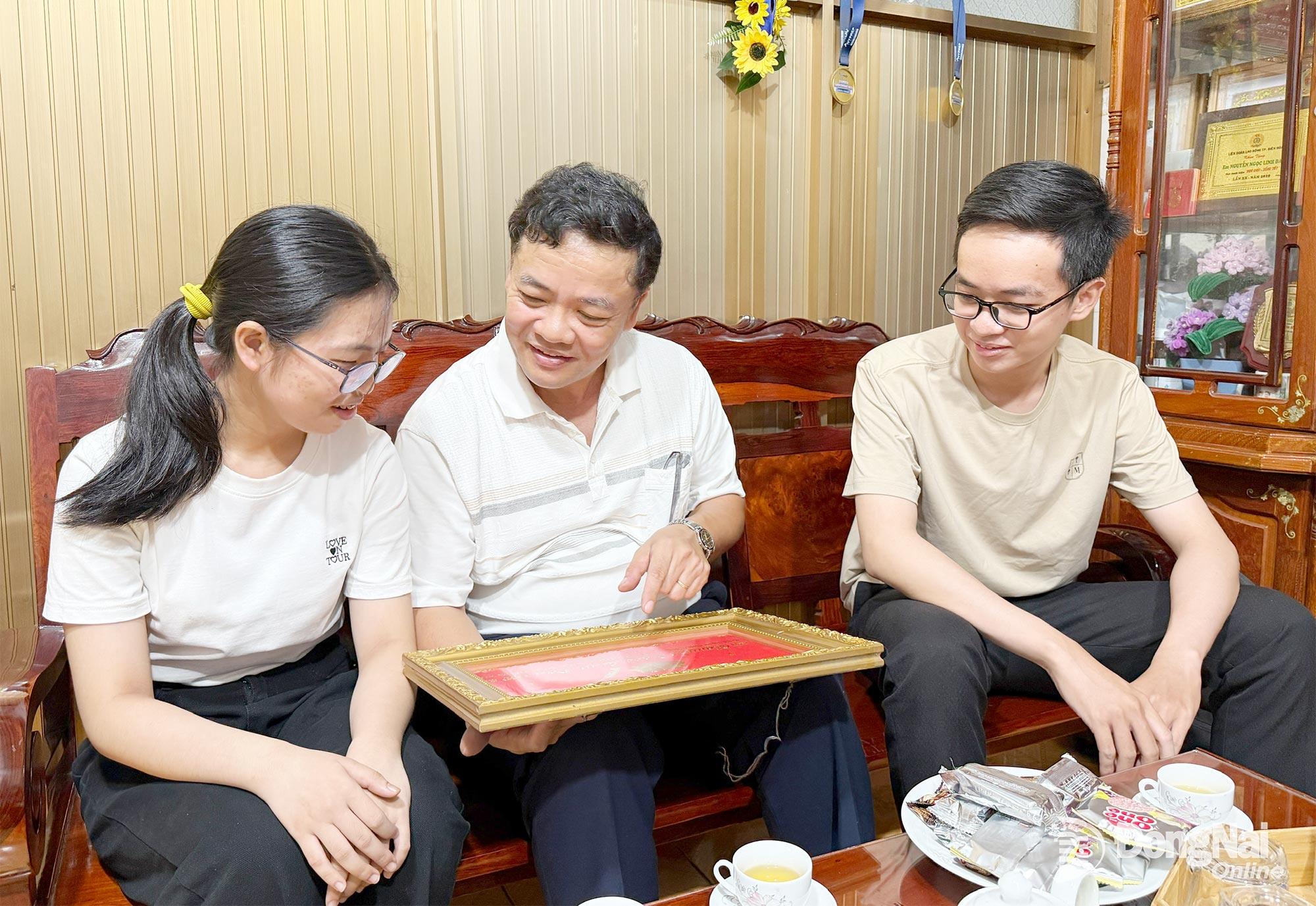 Anh Nguyễn Văn Thăng luôn nói chuyện cởi mở “như những người bạn” để bồi dưỡng lý tưởng cho con trai Nguyễn Tiến Đạt và con gái Nguyễn Ngọc Linh Đan. Ảnh: PV
