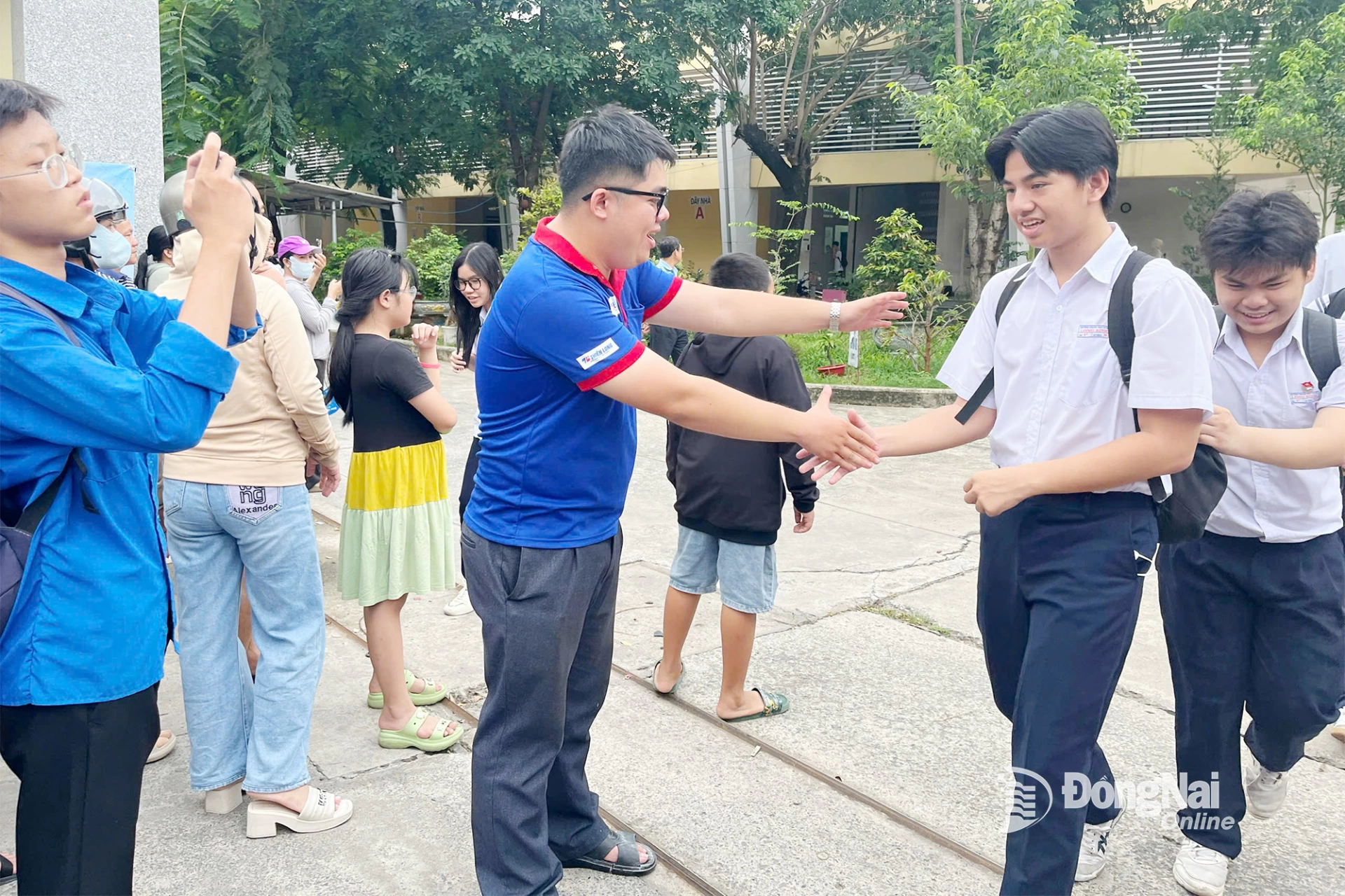 Đoàn viên thanh niên chúc mừng thí sinh dự Kỳ thi tuyển sinh vào lớp 10 tại Đồng Nai vào cuối tháng 5-2025. Ảnh: Lâm Viên