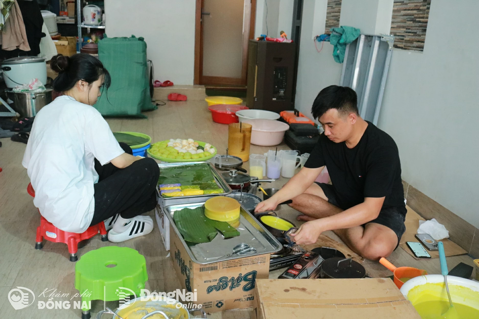 Công việc làm bánh diễn ra đều đặn mỗi ngày với sự tham gia của các thành viên trong gia đình. Ảnh: Minh Hạnh