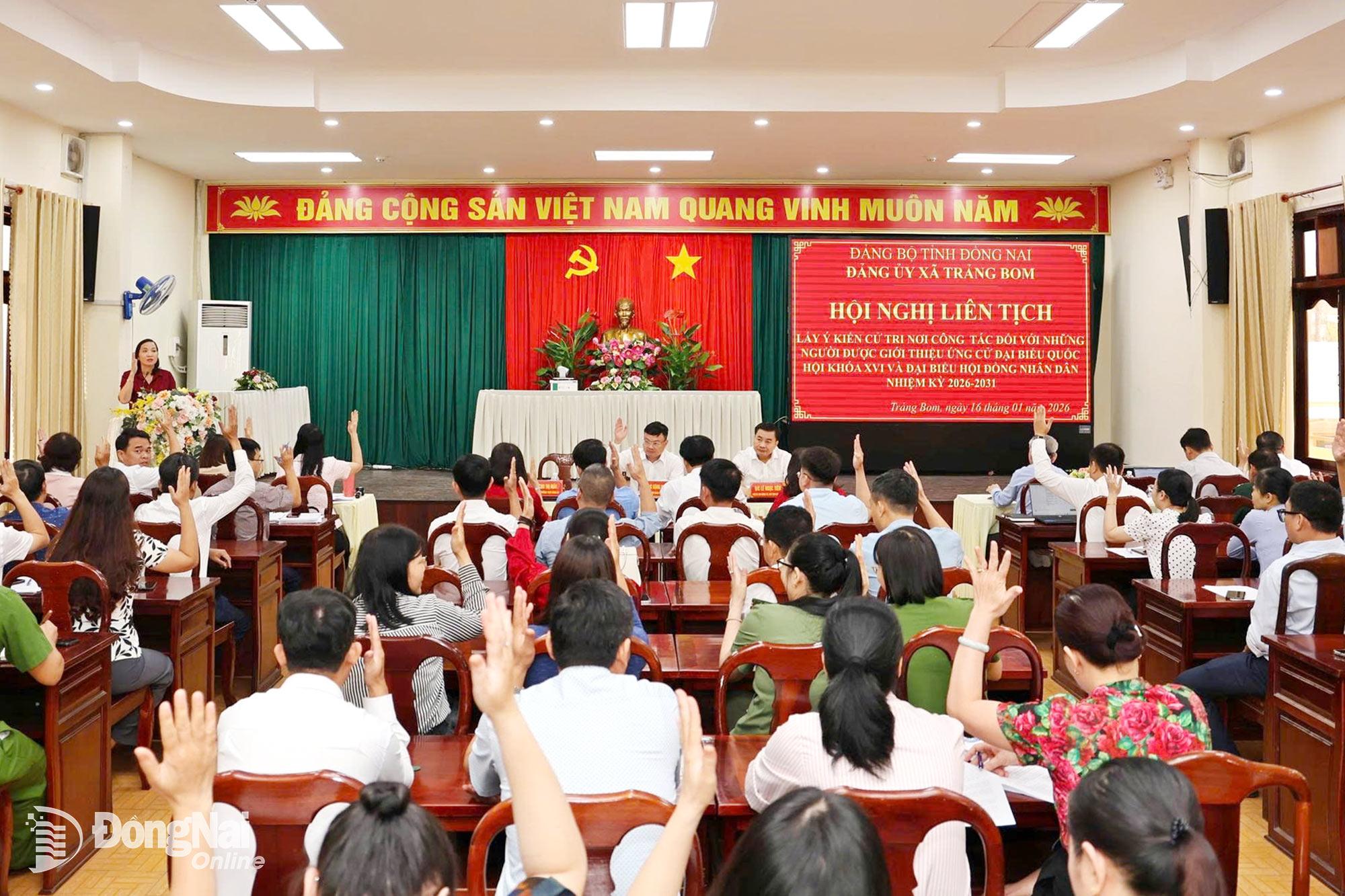 Cử tri biểu quyết nhất tr&iacute; t&iacute;n nhiệm đối với những người ứng cử đại biểu Quốc hội kh&oacute;a XVI v&agrave; đại biểu HĐND c&aacute;c cấp, nhiệm kỳ 2026-2031. Ảnh: Thanh To&agrave;n