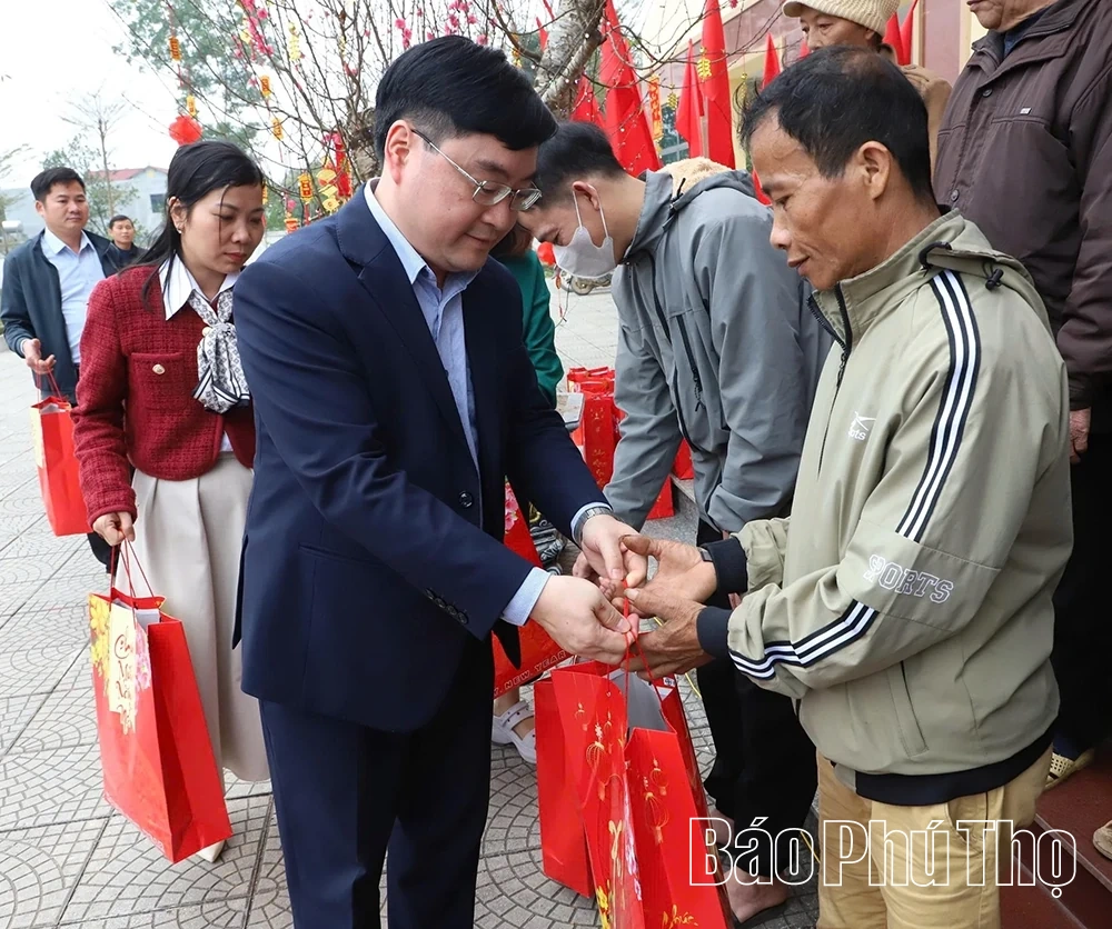 Trao gần 200 suất qu&agrave; Tết tặng hộ ngh&egrave;o, trẻ mồ c&ocirc;i tại x&atilde; Nật Sơn