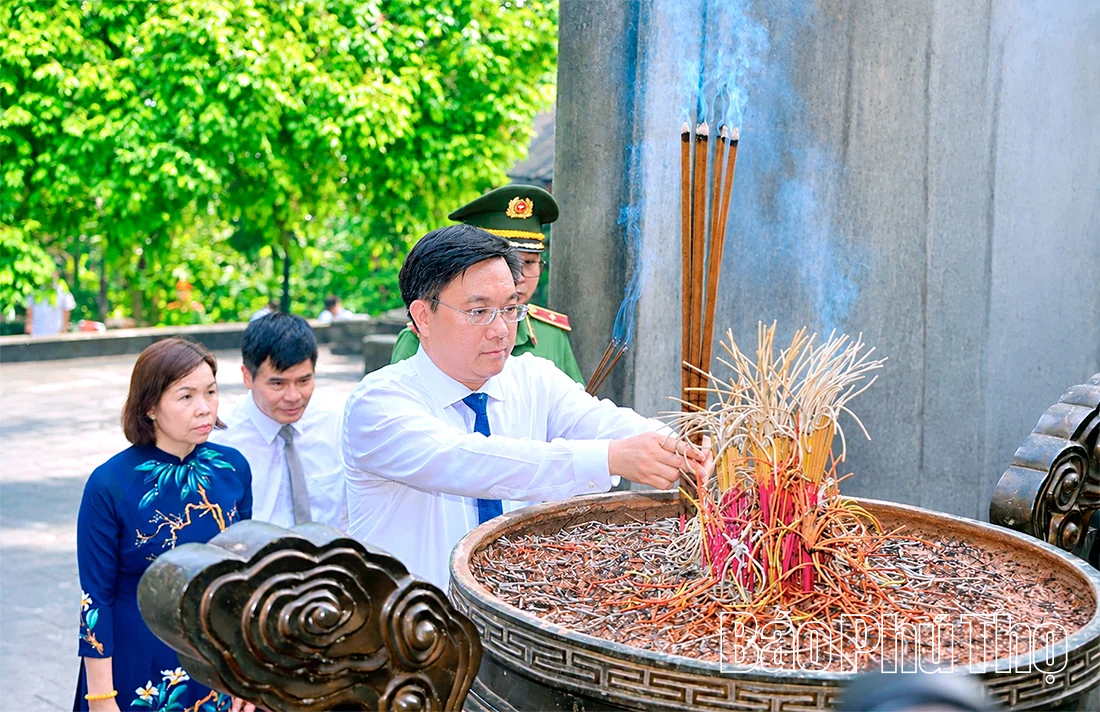 Dâng hương tưởng niệm các Vua Hùng trước Lễ kỷ niệm 72 năm Ngày Bác Hồ về thăm Đền Hùng và khánh thành Tượng đài “Bác Hồ với ngày hội non sông”