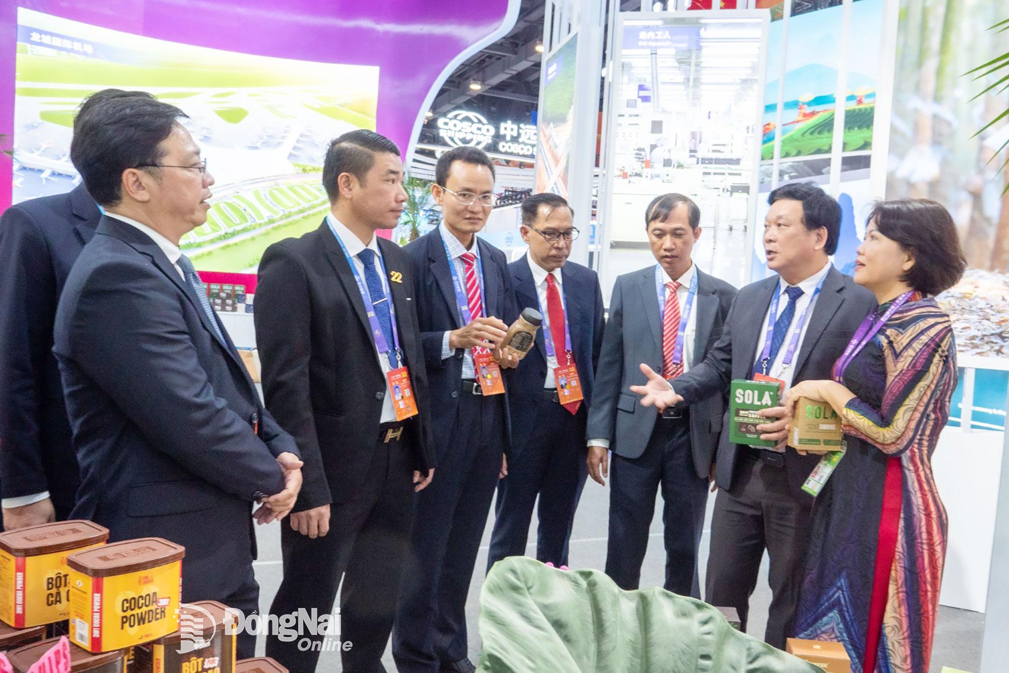 Tỉnh ủy viên, Giám đốc Sở Công Thương tỉnh Đồng Nai Vũ Ngọc Long (thứ 2 từ phải qua) cho rằng, doanh nghiệp trong nước cần sớm tiếp cận công nghệ mới, quản trị mới để có thể tham gia chuỗi cung ứng toàn cầu. Ảnh: Xuân Lượng  