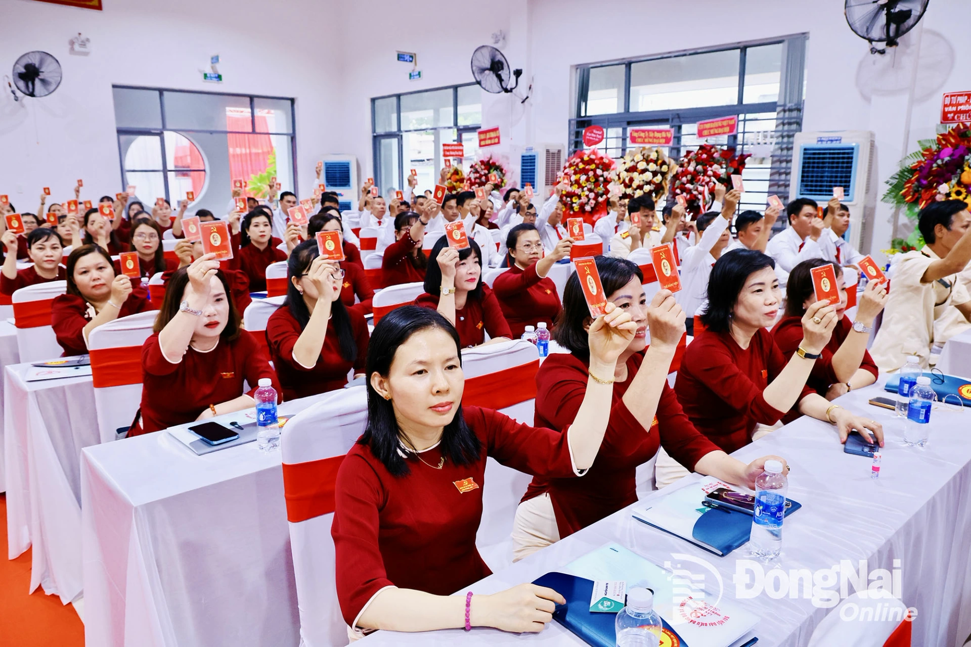 Các đại biểu tham dự Đại hội Đại biểu Đảng bộ xã Phước An  nhiệm kỳ 2025-2030 biểu quyết thông qua nghị quyết đại hội.