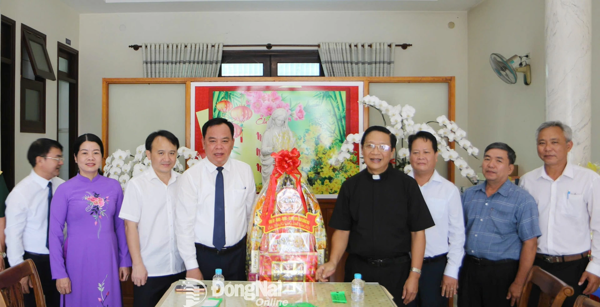 Đồng ch&iacute; V&otilde; Tấn Đức, Ph&oacute; B&iacute; thư Tỉnh ủy Đồng Nai c&ugrave;ng c&aacute;c th&agrave;nh vi&ecirc;n trong đo&agrave;n tặng qu&agrave; ch&uacute;c mừng Gi&aacute;ng sinh năm 2025 đến&nbsp;Linh mục Nguyễn Xu&acirc;n Huy, Hạt Trưởng Gi&aacute;o hạt Hố Nai. Ảnh: Văn Truy&ecirc;n  