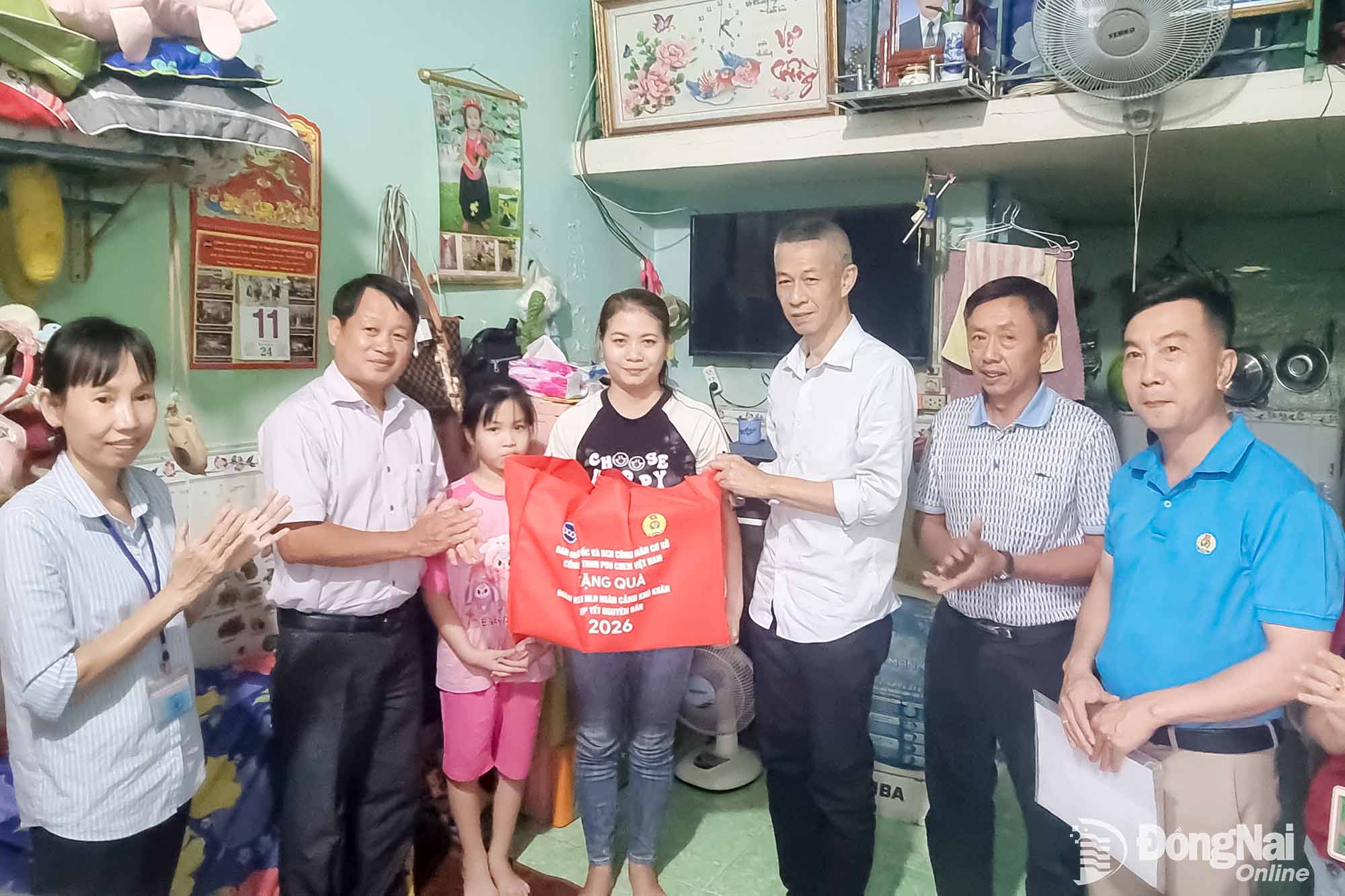 Công đoàn Công ty TNHH Pou Chen Việt Nam (phường Biên Hòa) thăm công nhân khó khăn tại nhà trọ. Ảnh: Thảo My