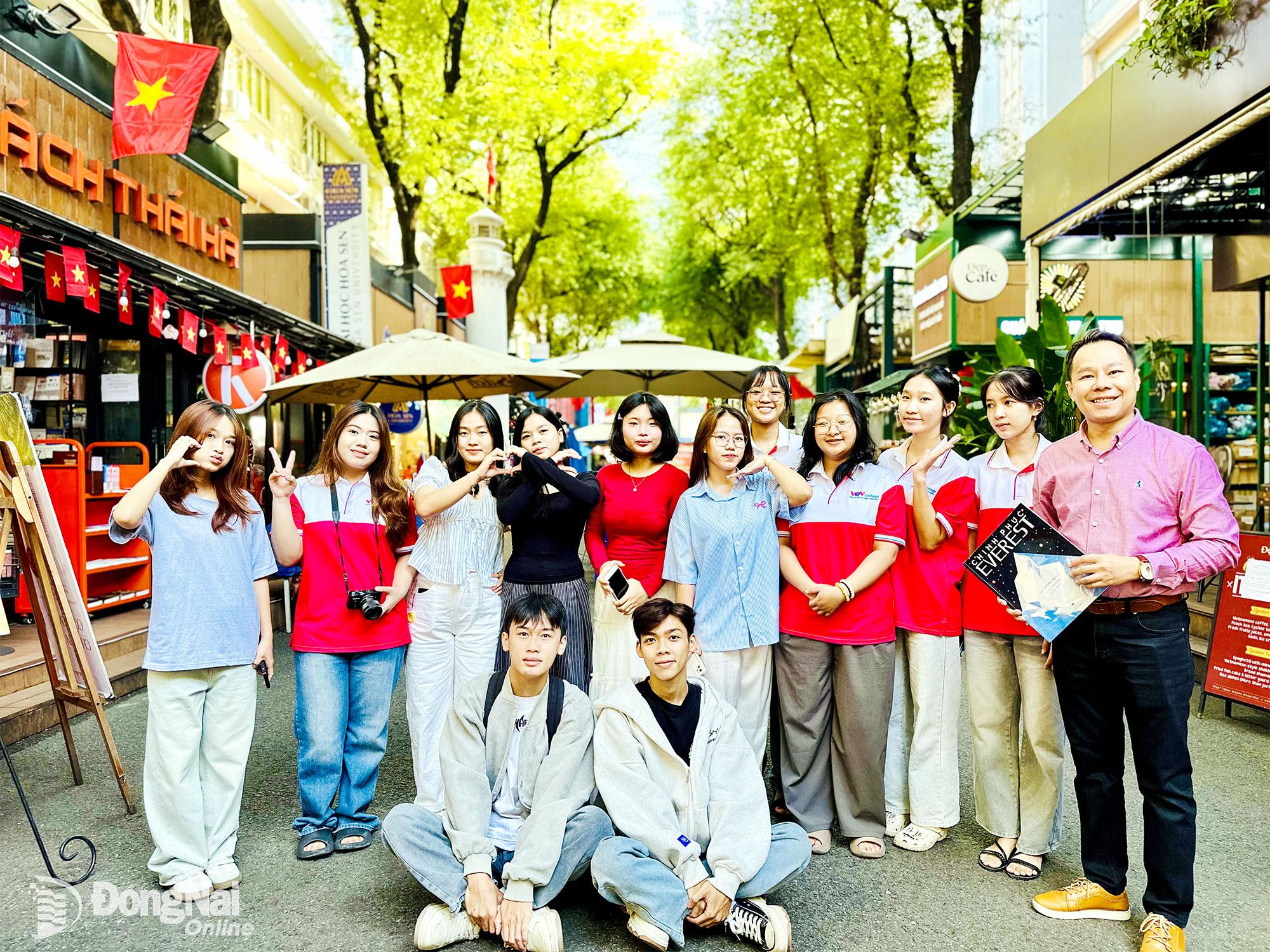 Sinh vi&ecirc;n Trường cao đẳng Ph&aacute;t thanh - Truyền h&igrave;nh II (VOV) thực h&agrave;nh nhiếp ảnh tại Đường s&aacute;ch.