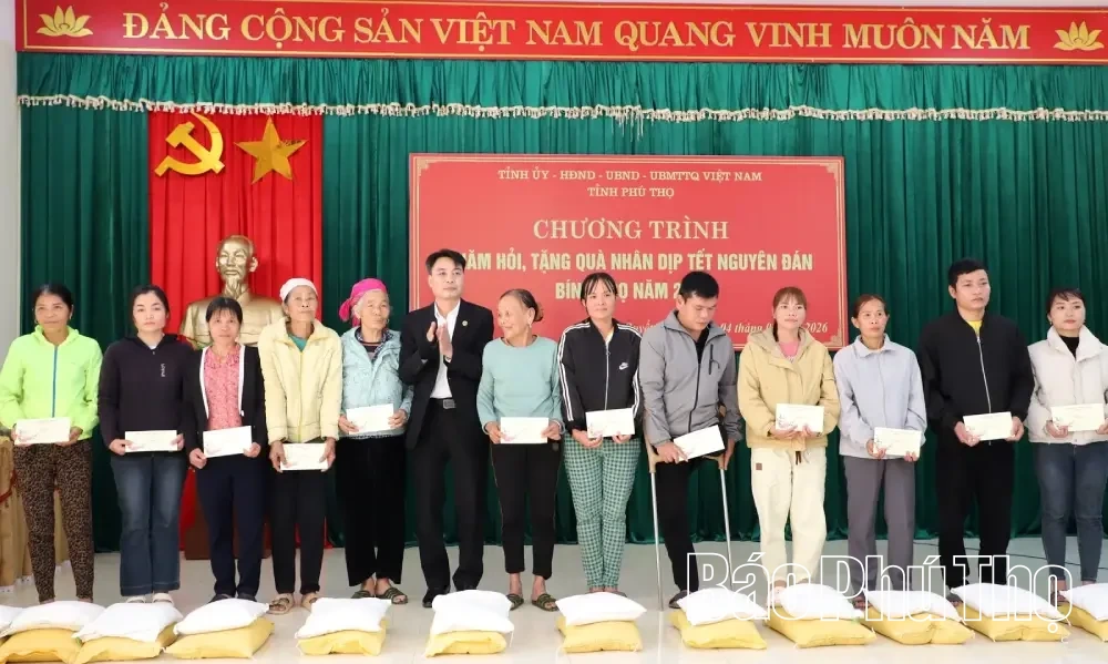 Ph&oacute; B&iacute; thư Thường trực Tỉnh ủy B&ugrave;i Văn Quang trao qu&agrave; Tết cho c&aacute;c hộ gia đ&igrave;nh ch&iacute;nh s&aacute;ch