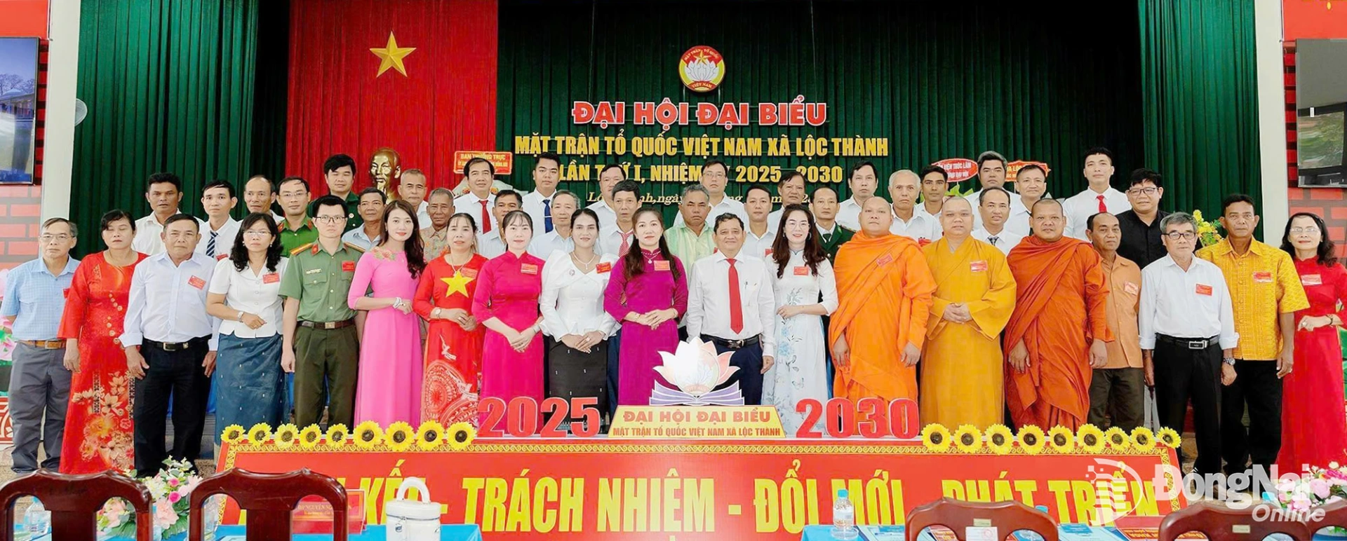 Ủy ban MTTQ Việt Nam xã Lộc Thành nhiệm kỳ 2025-2030 ra mắt nhận nhiệm vụ, trong đó có các ủy viên là chức sắc tôn giáo. Ảnh: 