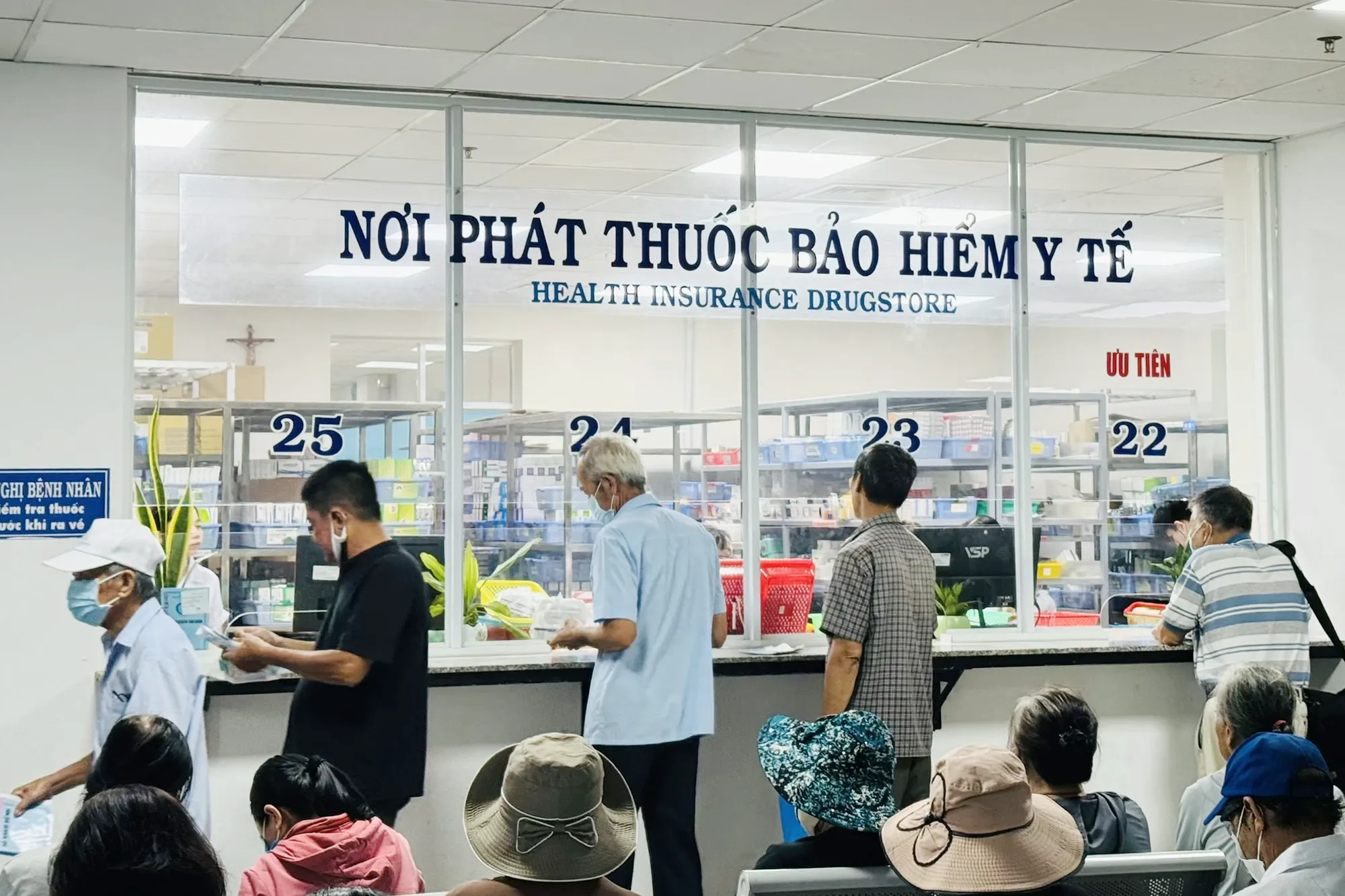 Người bệnh nhận thuốc bảo hiểm y tế ngoại trú tại Bệnh viện Đa khoa Thống Nhất. Ảnh: Hạnh Dung