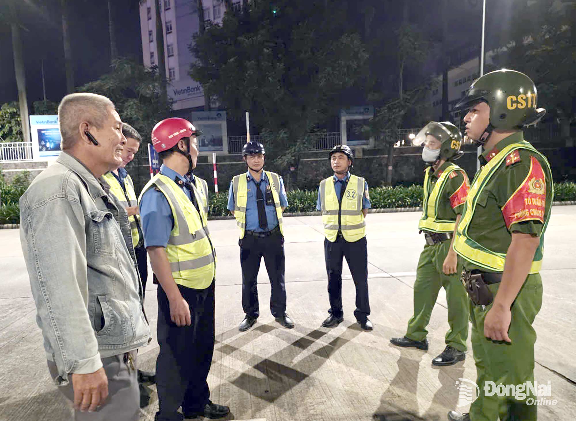 Cán bộ Đồn Công an Khu công nghiệp Biên Hòa trao đổi với lực lượng bảo vệ hạ tầng    khu công nghiệp trong quá trình tuần tra. Ảnh: Trần Danh