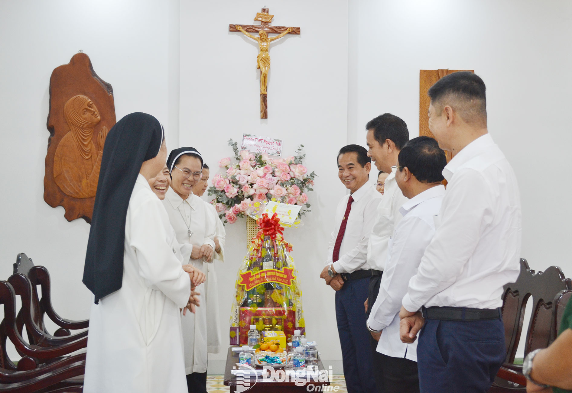 Đồng ch&iacute; Th&aacute;i Bảo, Ph&oacute; B&iacute; thư Tỉnh ủy, Trưởng ban Tổ chức Tỉnh ủy Đồng Nai v&agrave; l&atilde;nh đạo c&aacute;c cơ quan, đơn vị của tỉnh ch&uacute;c mừng Gi&aacute;ng sinh D&ograve;ng Đa minh Th&aacute;nh T&acirc;m. Ảnh: Phương Hằng  