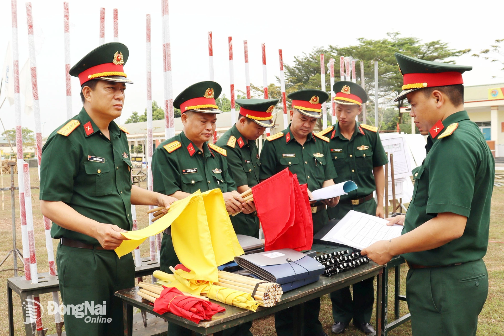 Thủ trưởng Lữ đoàn 96 kiểm tra các mô hình, vật chất đảm bảo tại Tiểu đoàn 1, Lữ đoàn 96. Ảnh: Nguyệt Hà