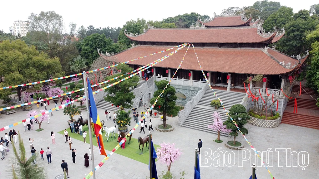 Người dân Phú Thọ rộn ràng du Xuân đầu năm