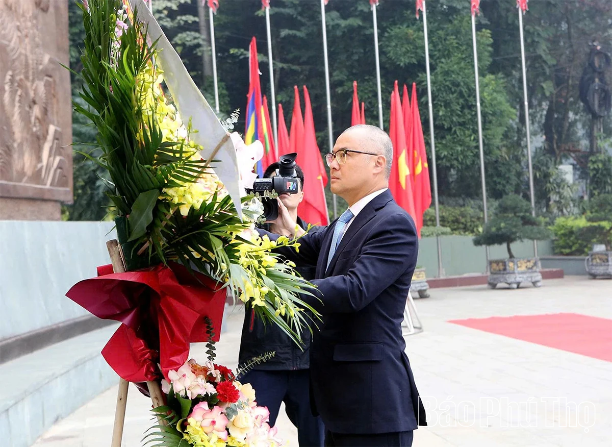 Đo&agrave;n đại biểu Đảng bộ tỉnh Ph&uacute; Thọ d&acirc;ng hương tưởng niệm c&aacute;c Vua H&ugrave;ng trước thềm Đại hội XIV của Đảng