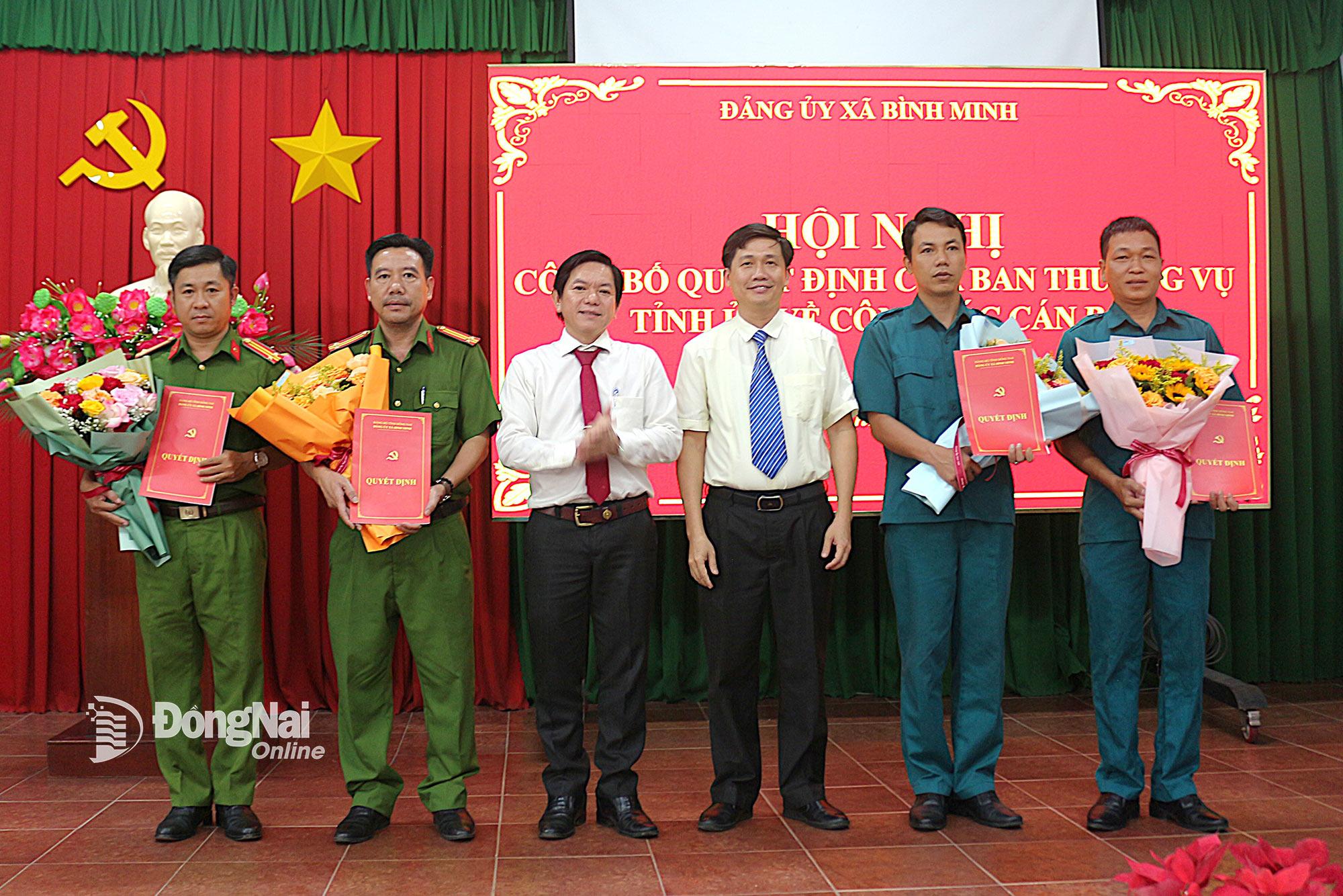 Bí thư Đảng ủy, Chủ tịch HĐND xã Bình Minh Nguyễn Kim Phước và Phó Bí thư Đảng ủy, Chủ tịch UBND xã Bình Minh Trần Đức Hòa chúc mừng các cán bộ được chỉ định tham gia Ban Chấp hành Đảng bộ phường nhiệm kỳ 2025-2030.