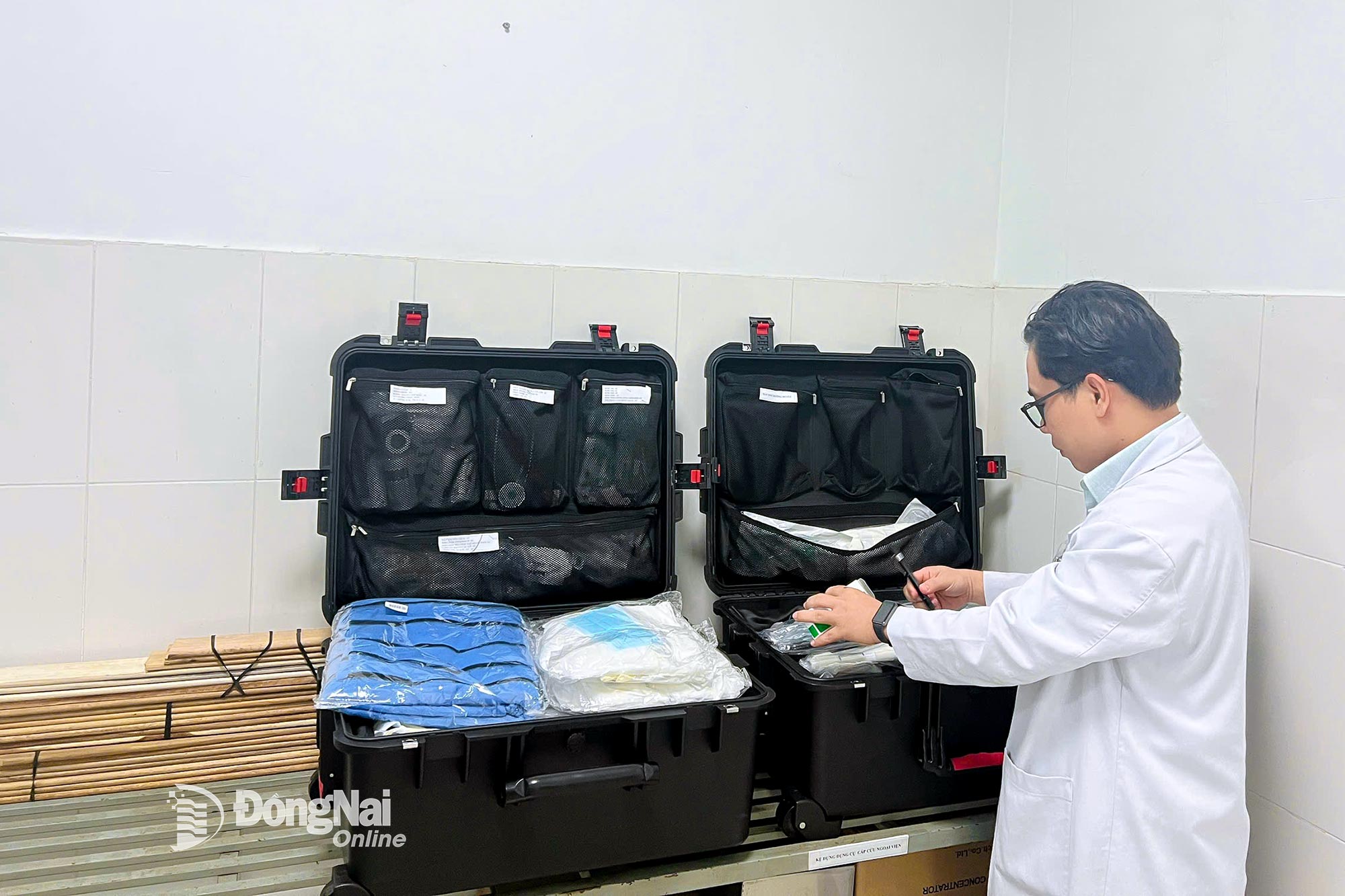Bác sĩ Dương Hoài Vũ, Trưởng khoa Cấp cứu, Bệnh viện Đa khoa Thống Nhất kiểm tra các vật tư cấp cứu trước chuyến đi. Ảnh: Bích Nhàn