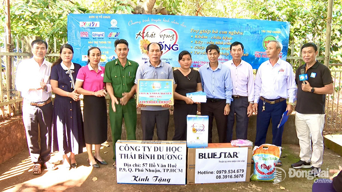 Đại diện lãnh đạo xã Long Hưng trao tiền ủng hộ và chia sẻ một số giải pháp hỗ trợ gia đình chị Thương sớm ổn định cuộc sống. Ảnh: Phú Quý