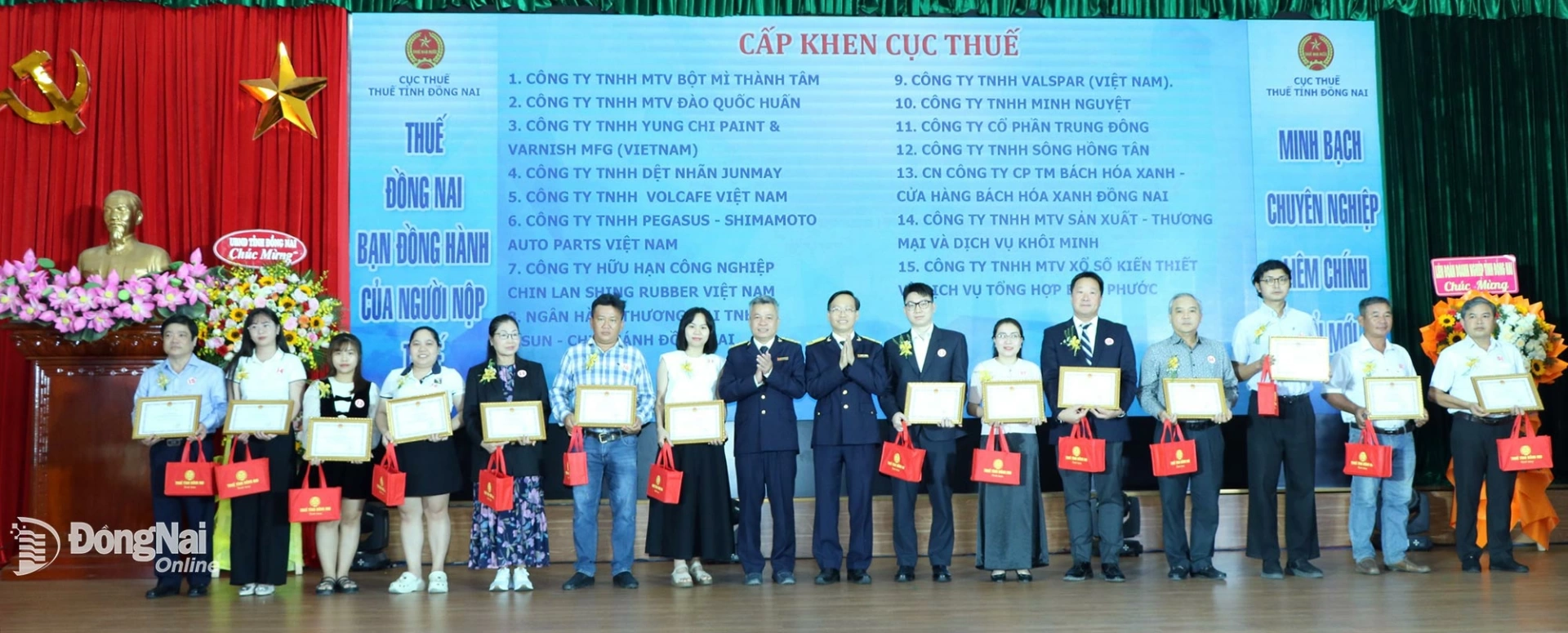 Trao khen thưởng của Cục Thuế cho c&aacute;c doanh nghiệp. Ảnh: Vương Thế