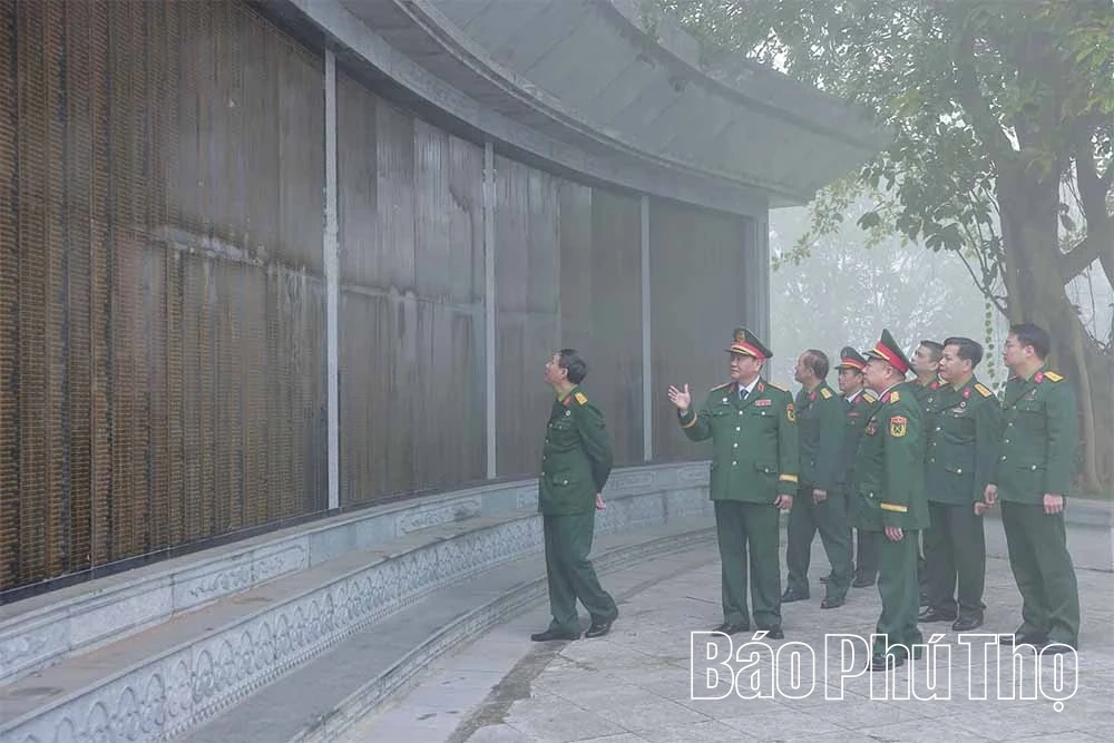 Dâng hoa tưởng niệm Chủ tịch Hồ Chí Minh và các Anh hùng liệt sỹ