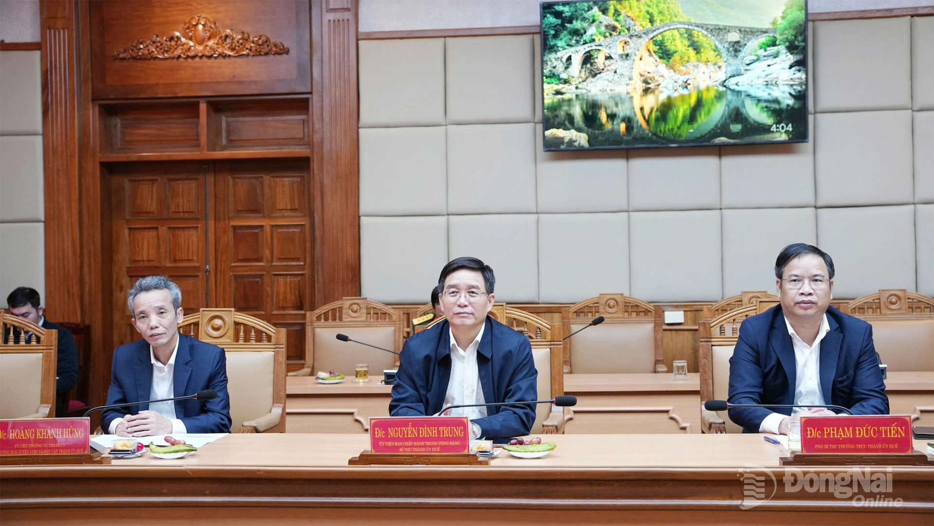 Đồng ch&iacute; Nguyễn Đ&igrave;nh Trung, Ủy vi&ecirc;n Trung ương Đảng, B&iacute; thư Th&agrave;nh ủy Huế; đồng ch&iacute; Phạm Đức Tiến, Ph&oacute; B&iacute; thư Thường trực Th&agrave;nh ủy Huế tại buổi tiếp nhận. Ảnh: Đức Quang