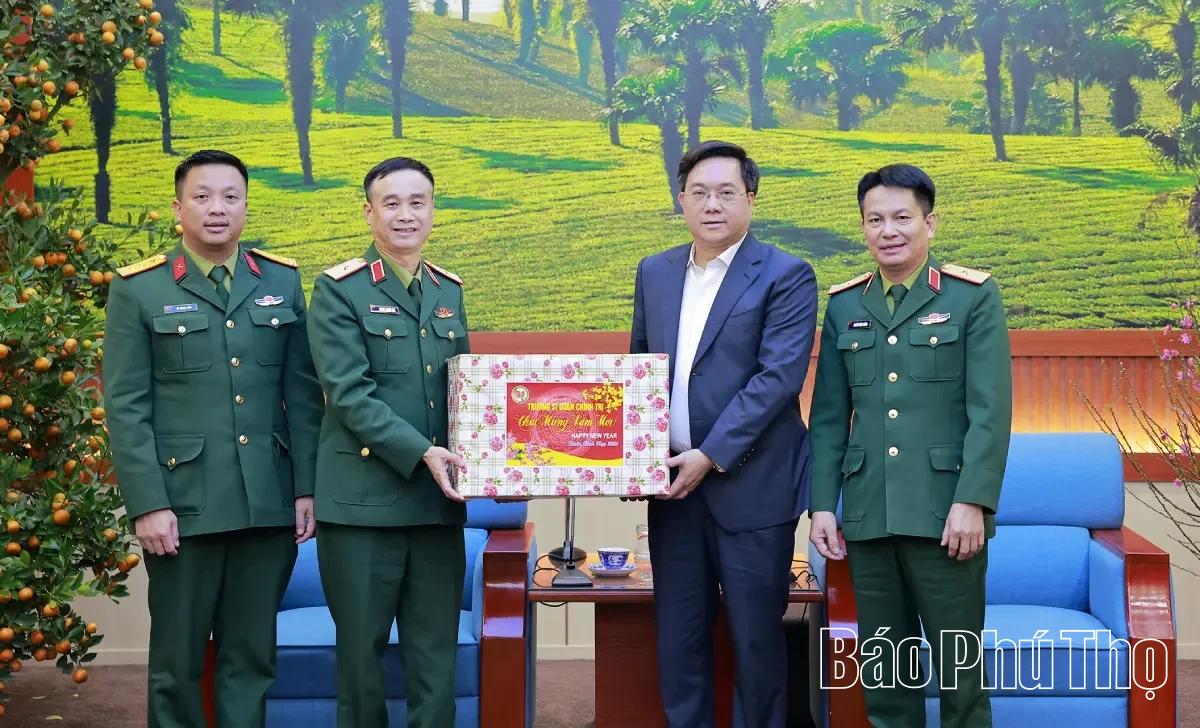 Trường Sĩ quan Ch&iacute;nh trị thăm, ch&uacute;c Tết tỉnh Ph&uacute; Thọ