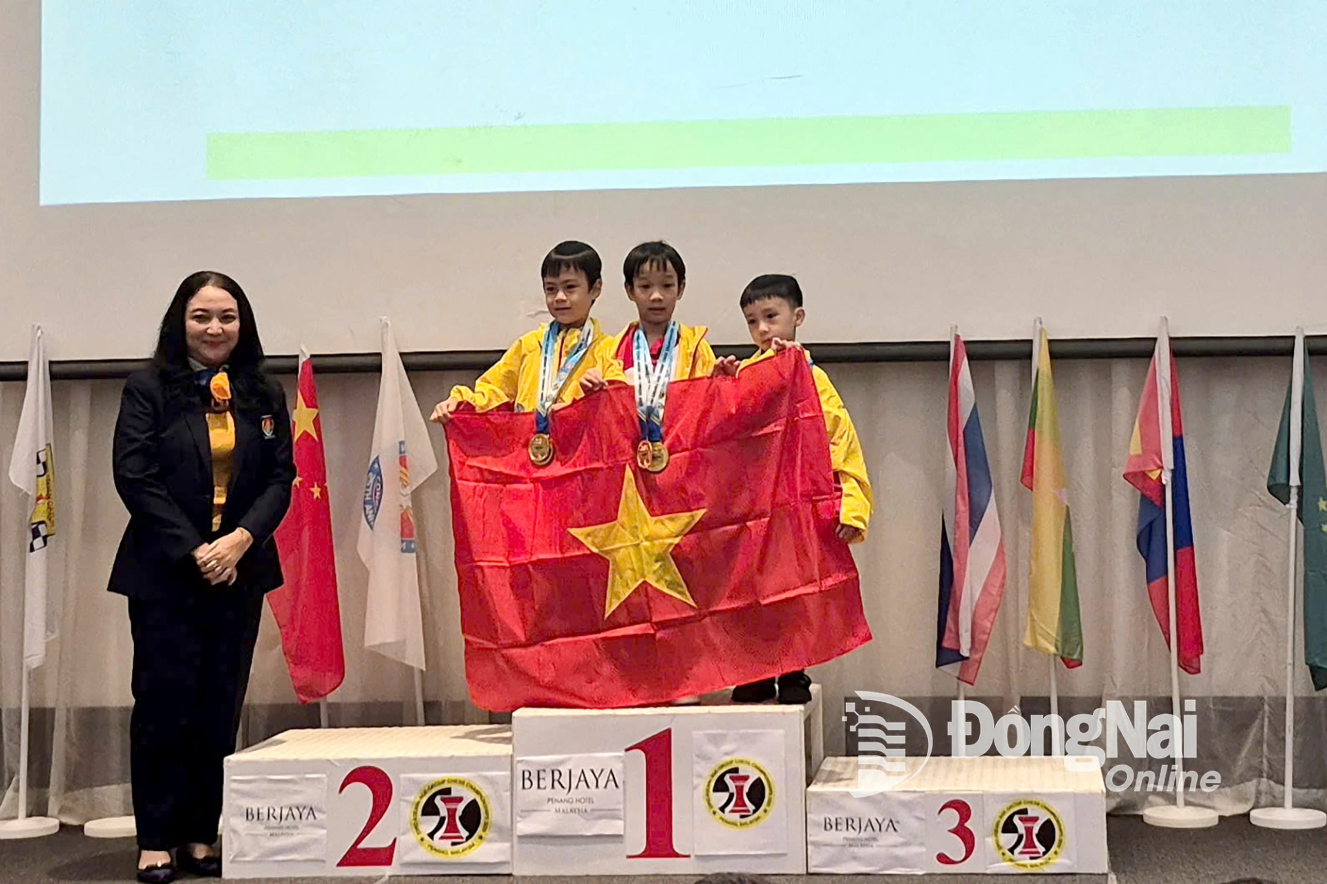 Lê Minh Quang cùng các đồng đội trên bục nhận huy chương vàng đồng đội Giải vô địch cờ vua các nhóm tuổi Đông Nam Á 2025. Ảnh: NVCC